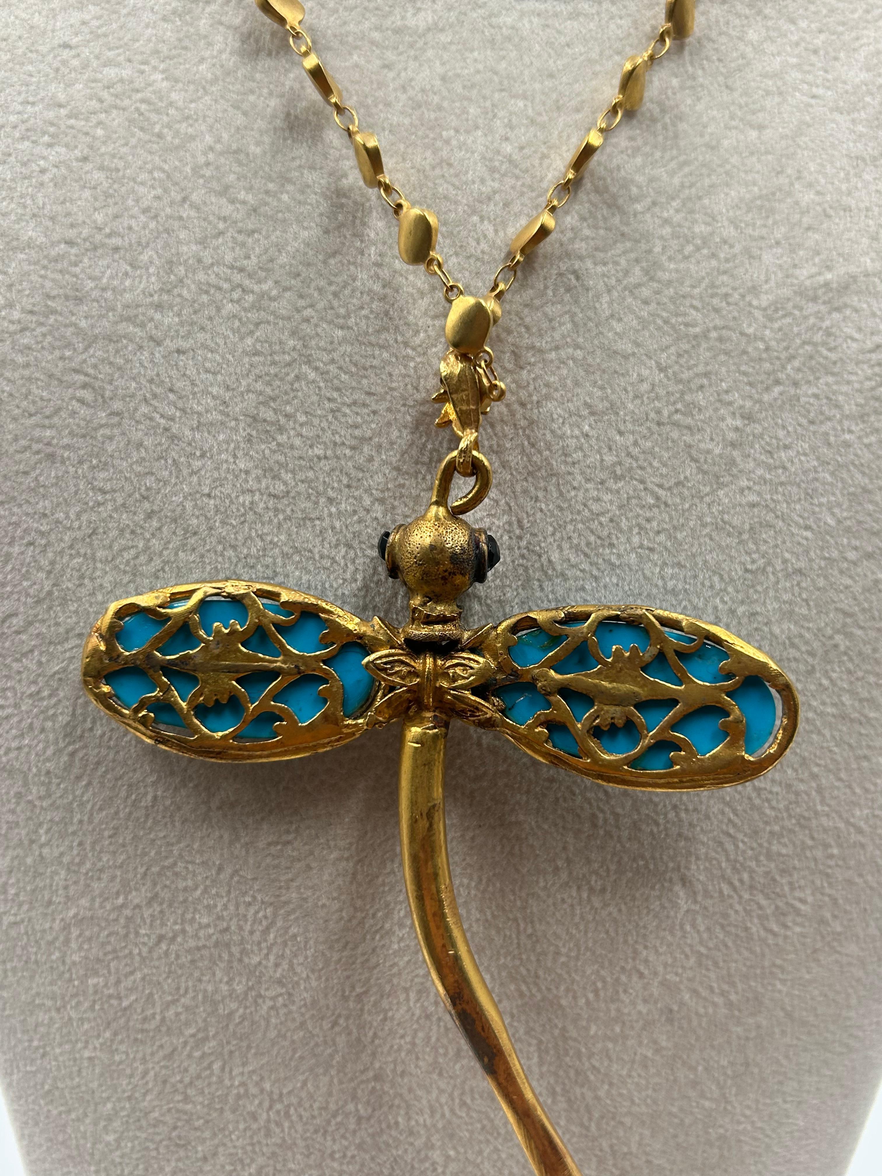 Collana con libellula blu in ottone dorato in vendita 5