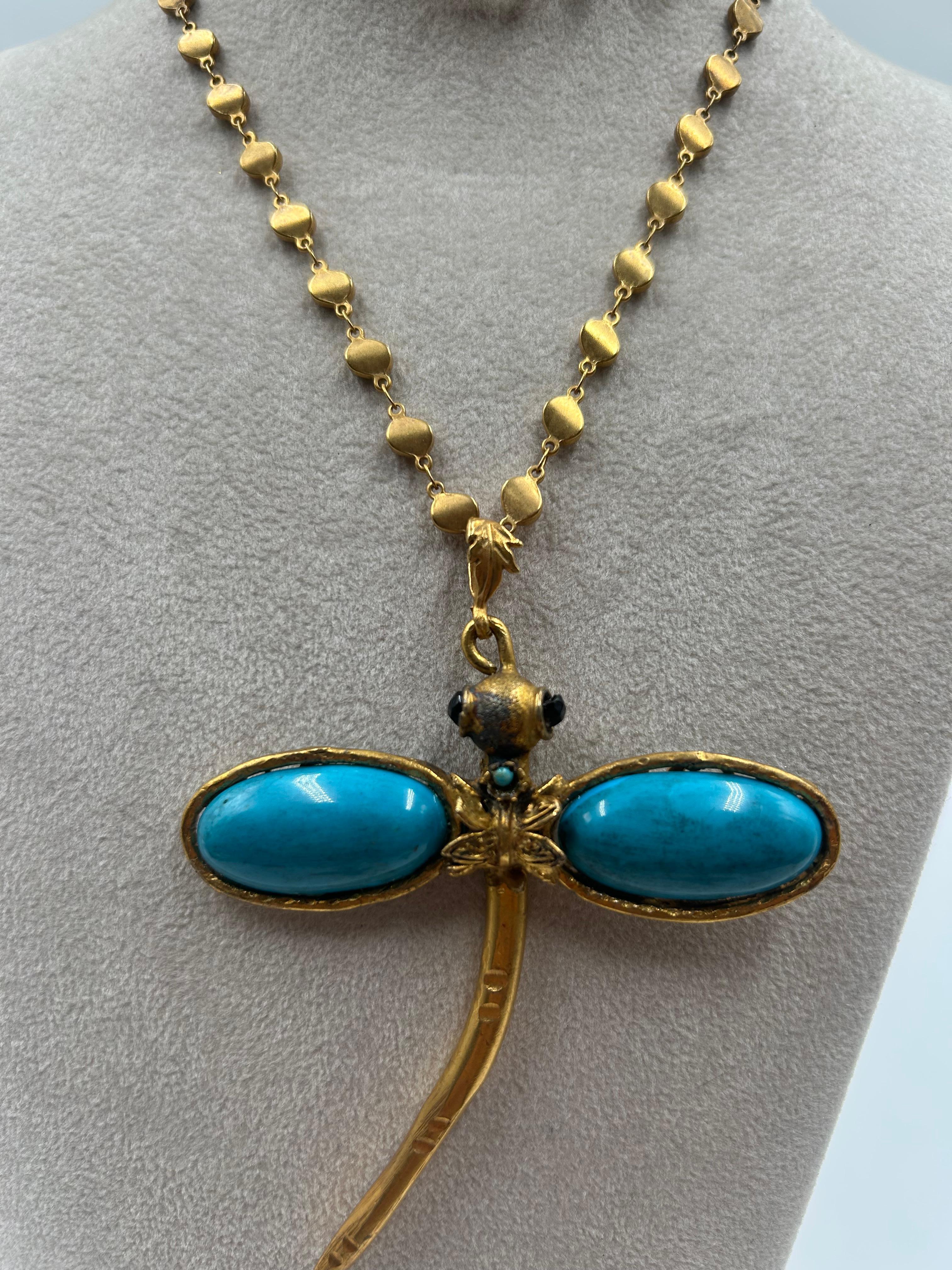 Collana con libellula blu in ottone dorato in vendita 1