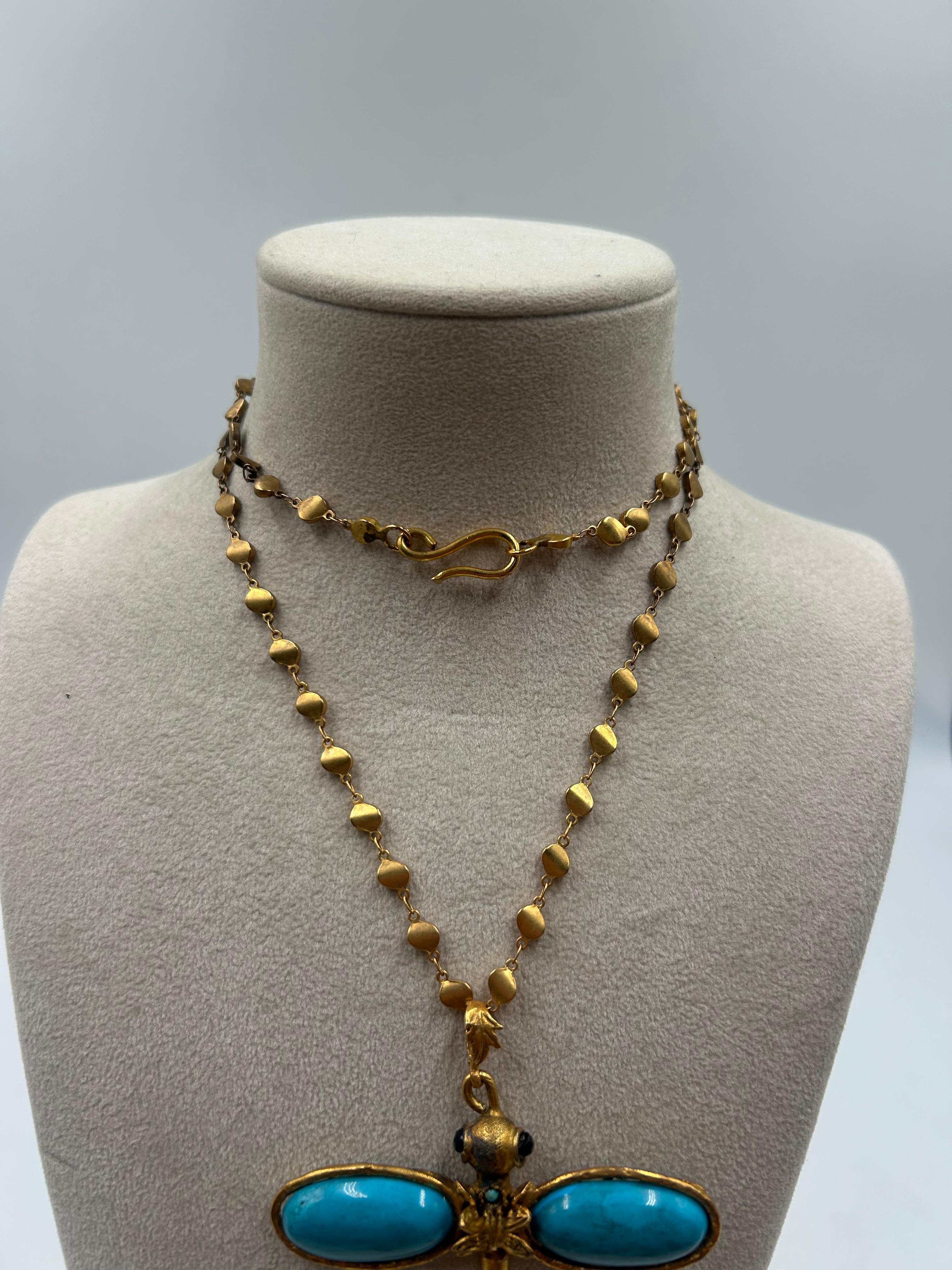 Collana con libellula blu in ottone dorato in vendita 2