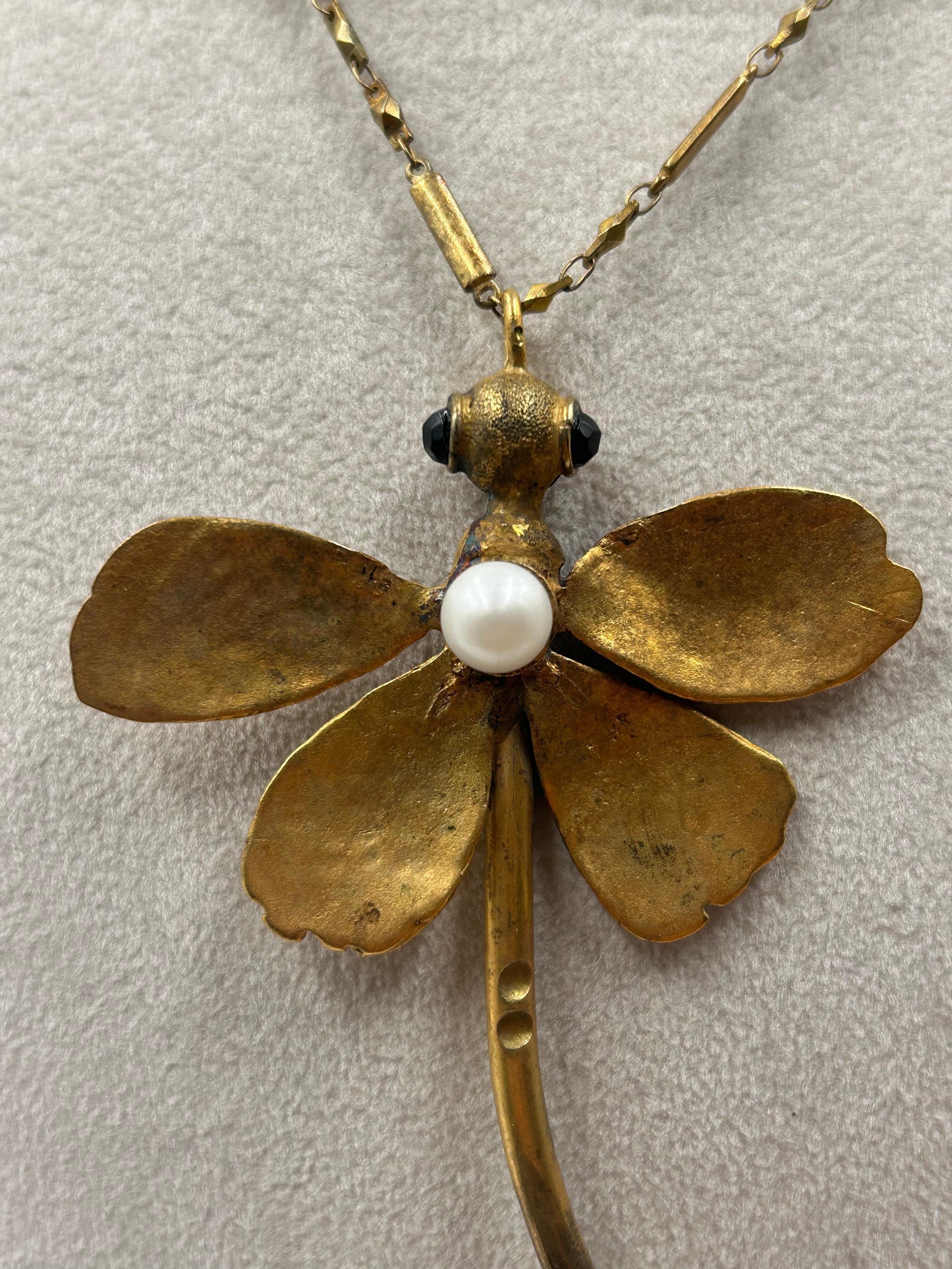 Collana con perle e libellula in ottone dorato in vendita 1