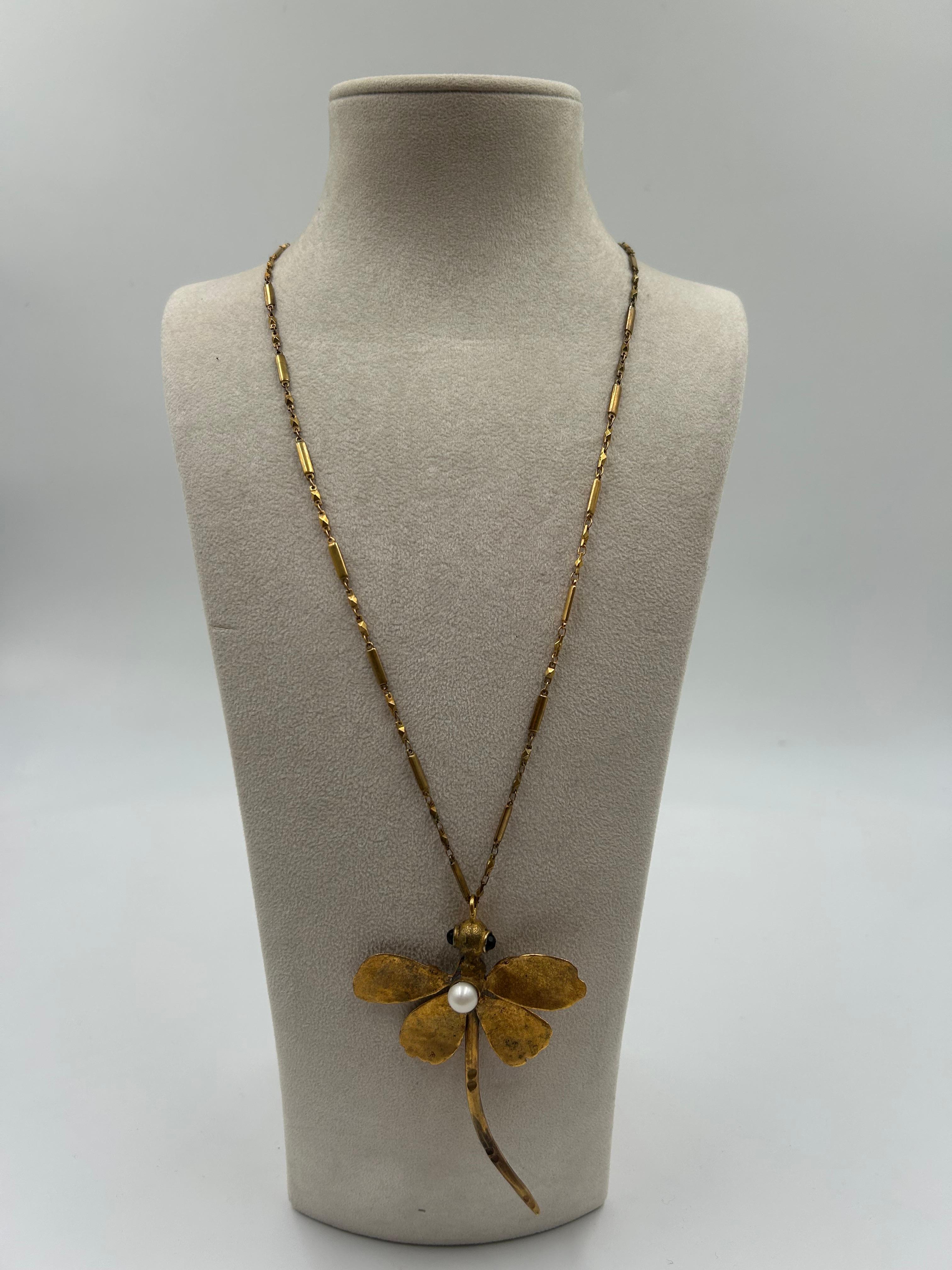 Collana con perle e libellula in ottone dorato In condizioni buone in vendita a Palm Beach, FL