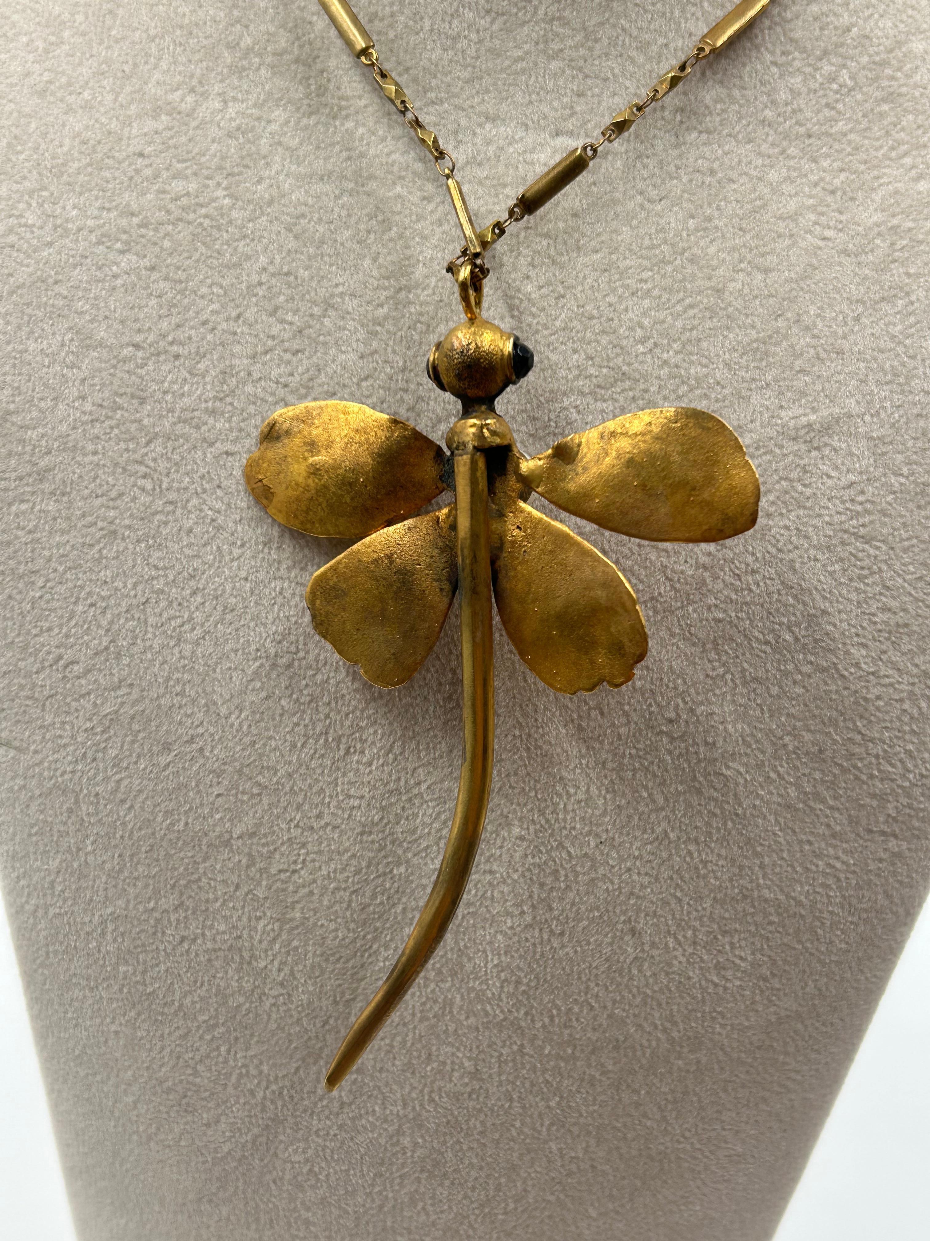Collana con perle e libellula in ottone dorato in vendita 2