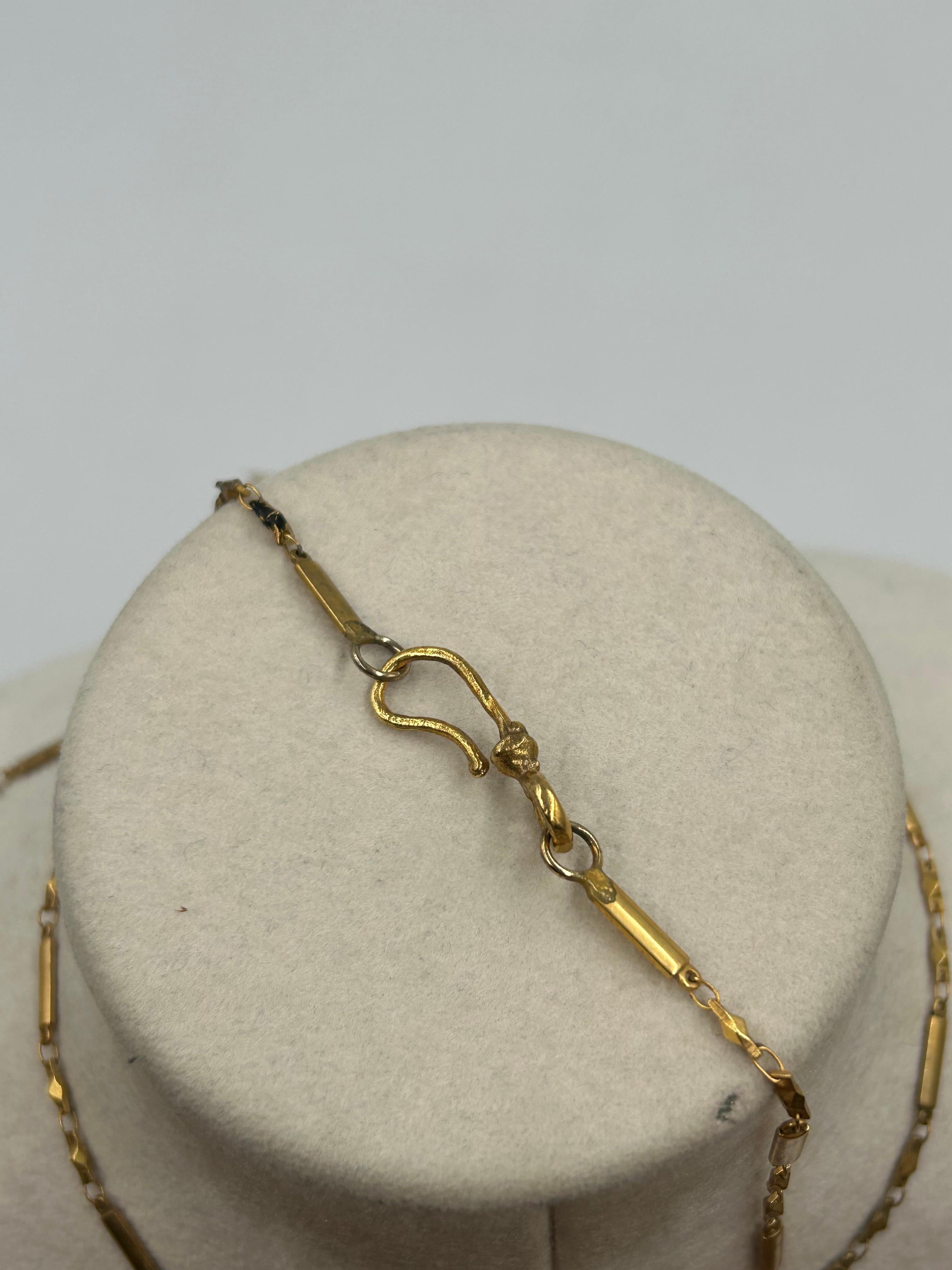 Collana con perle e libellula in ottone dorato in vendita 3