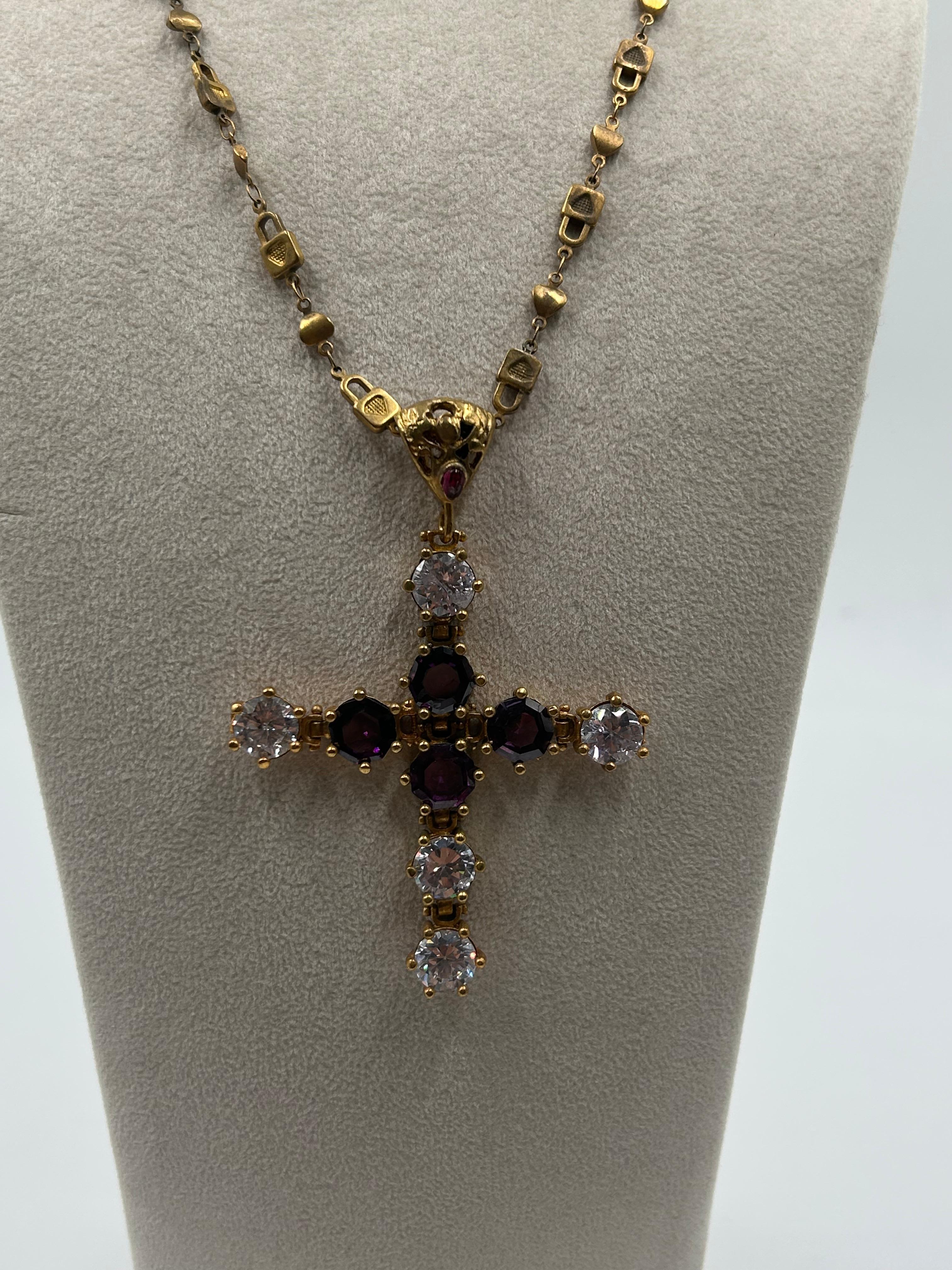 Collana con croce viola in ottone tonalizzata in oro In condizioni buone in vendita a Palm Beach, FL