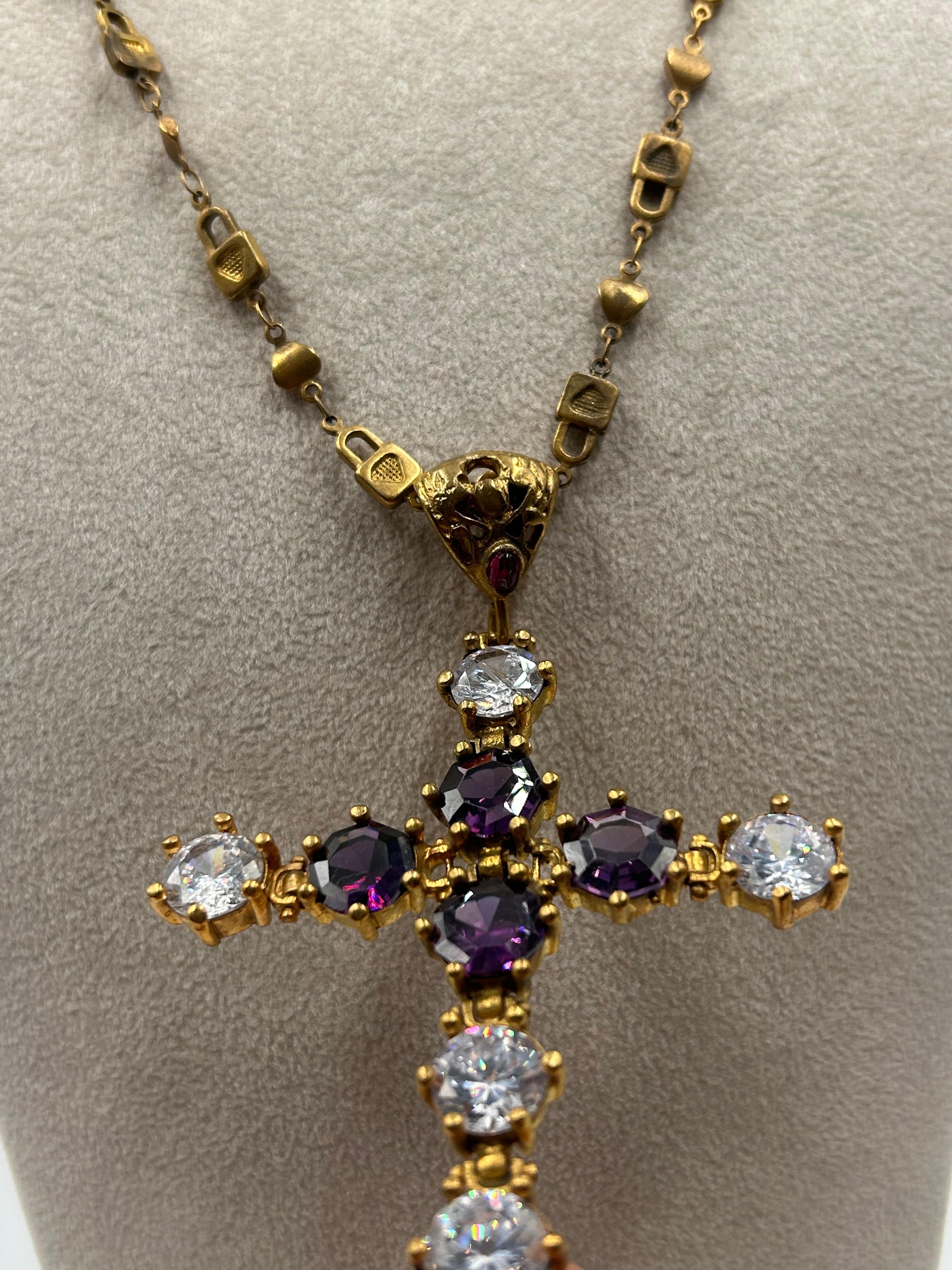 Collana con croce viola in ottone tonalizzata in oro in vendita 1