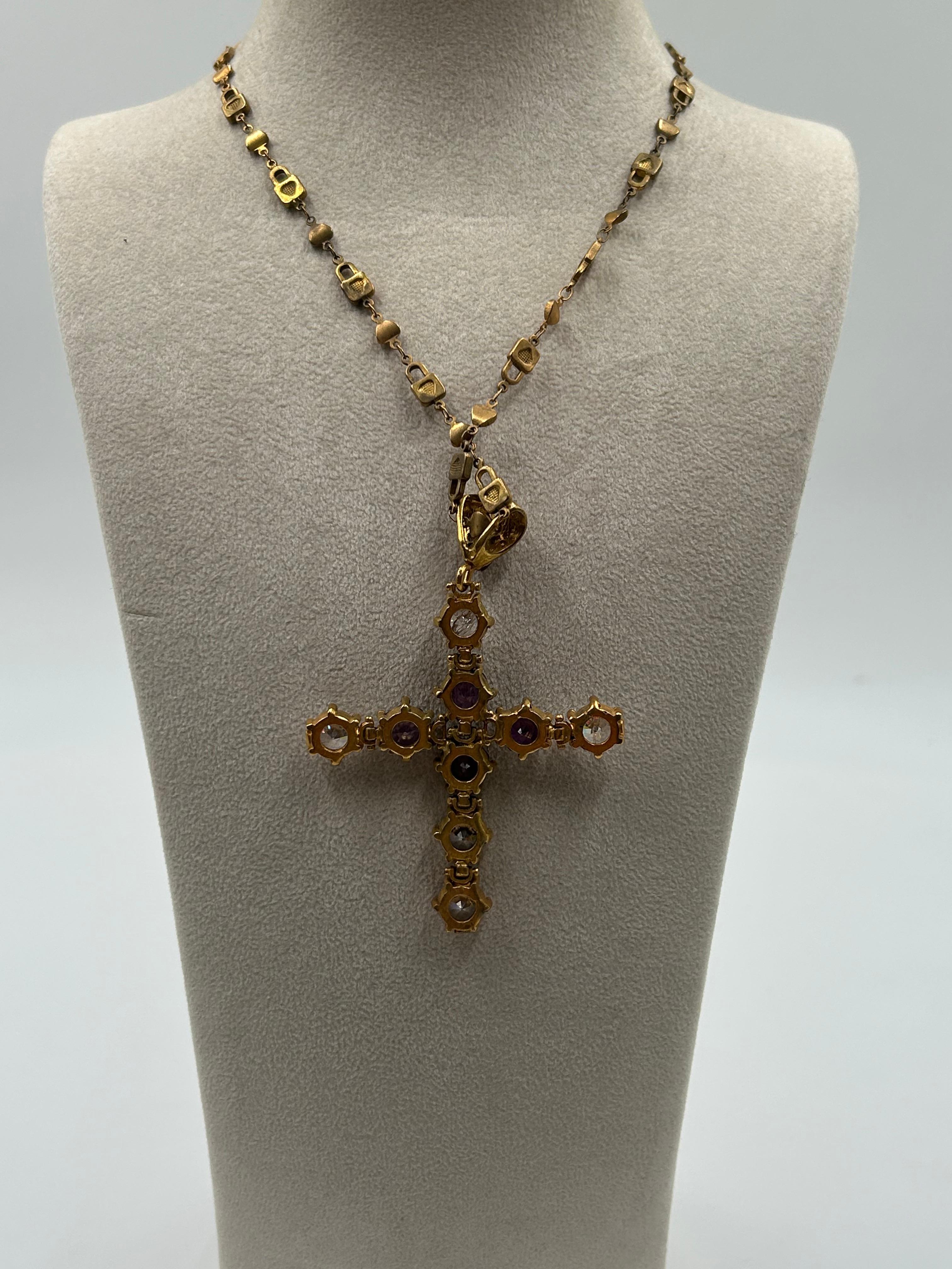 Collana con croce viola in ottone tonalizzata in oro in vendita 2