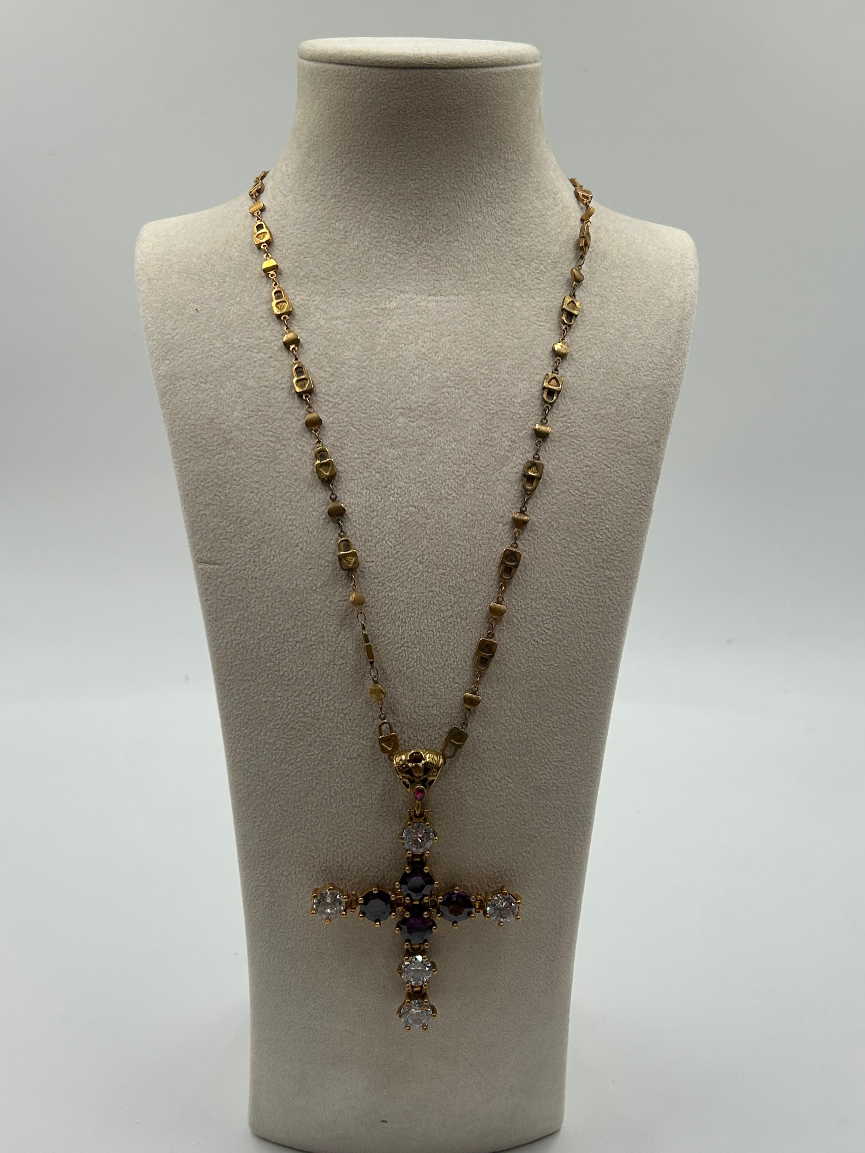 Collana con croce viola in ottone tonalizzata in oro in vendita 3