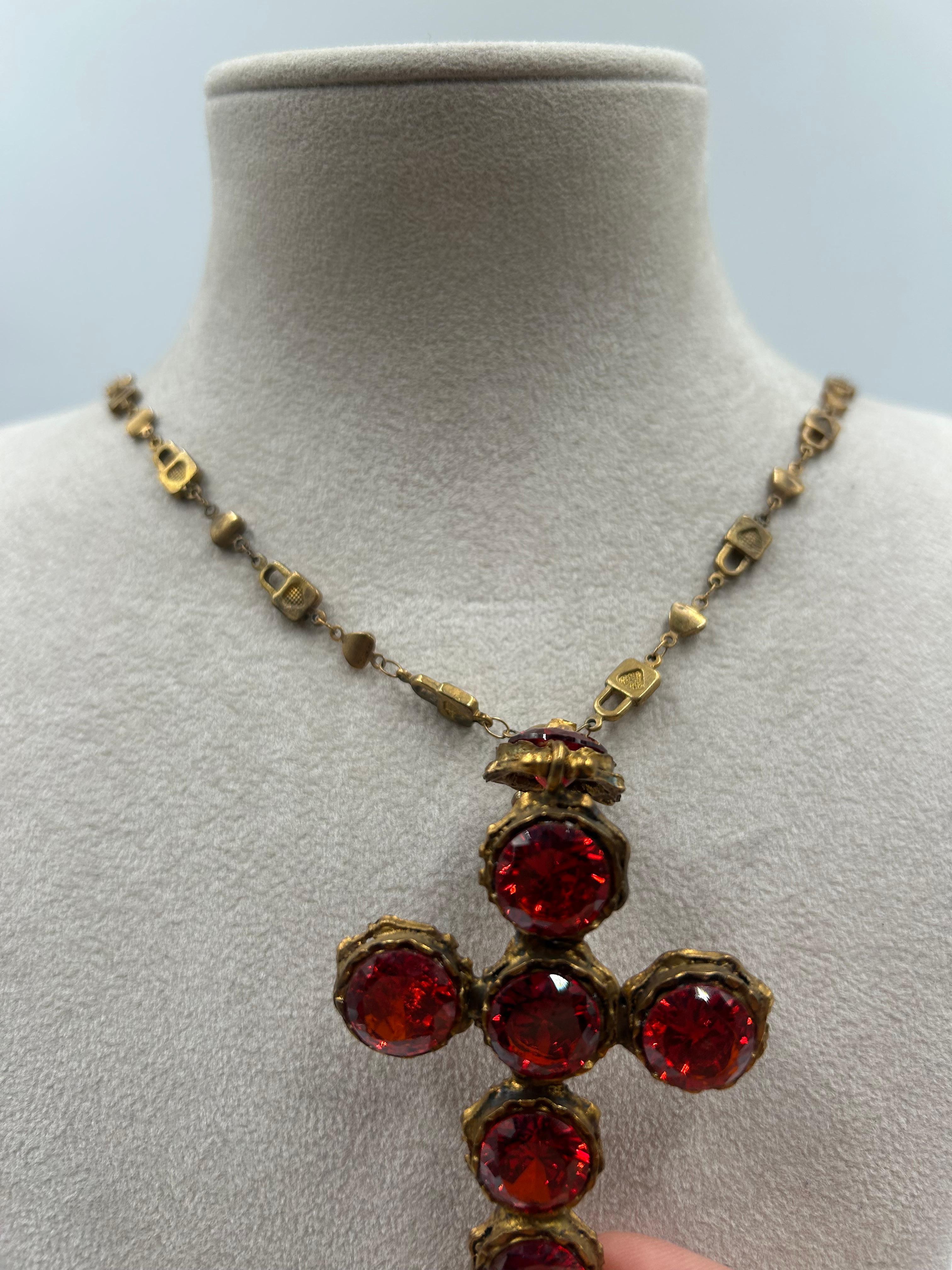 da uomo o donna Ciondolo a forma di croce penzolante in ottone rosso e dorato in vendita