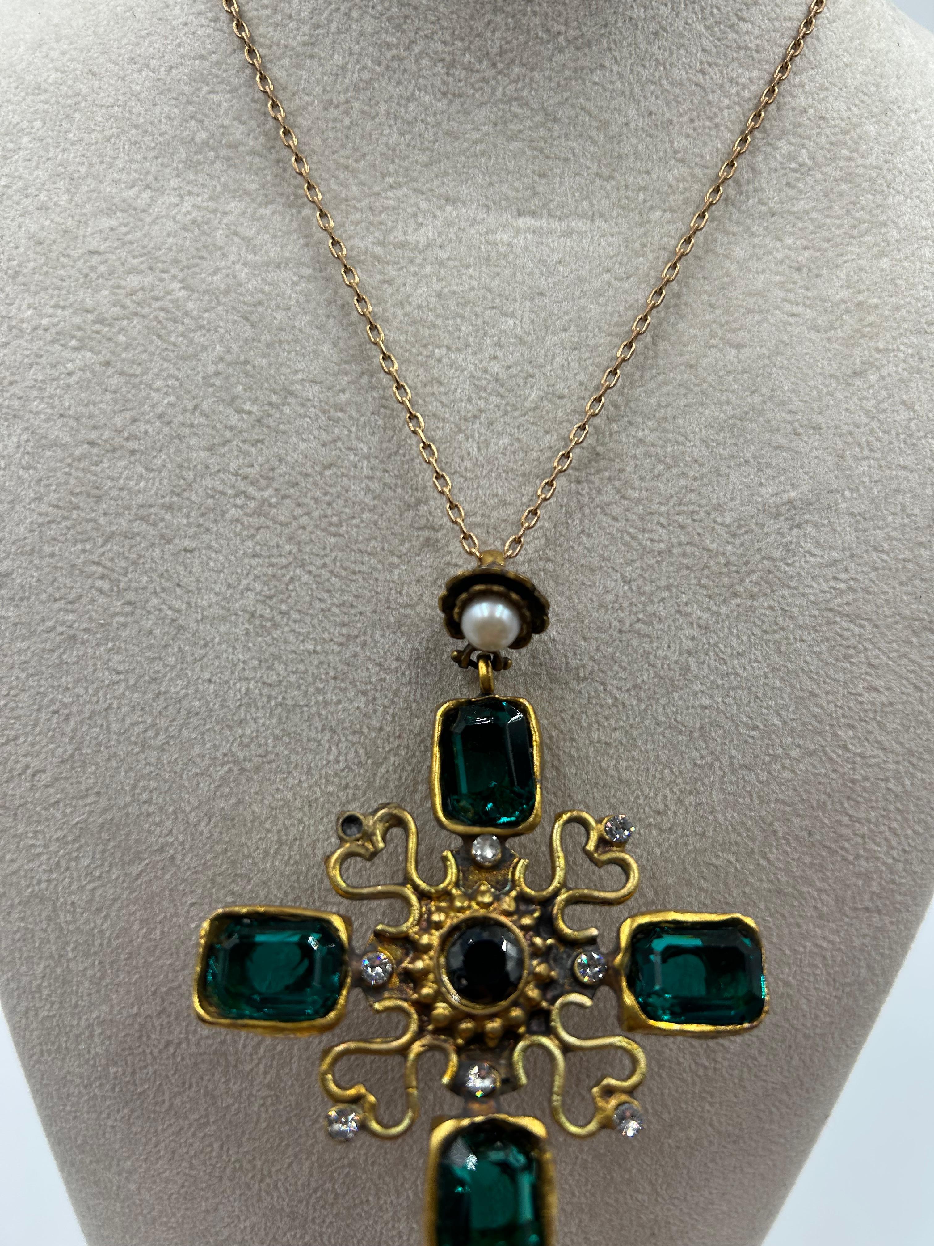 Grezzo Ciondolo a croce d'epoca in ottone dorato con verde e perle in vendita