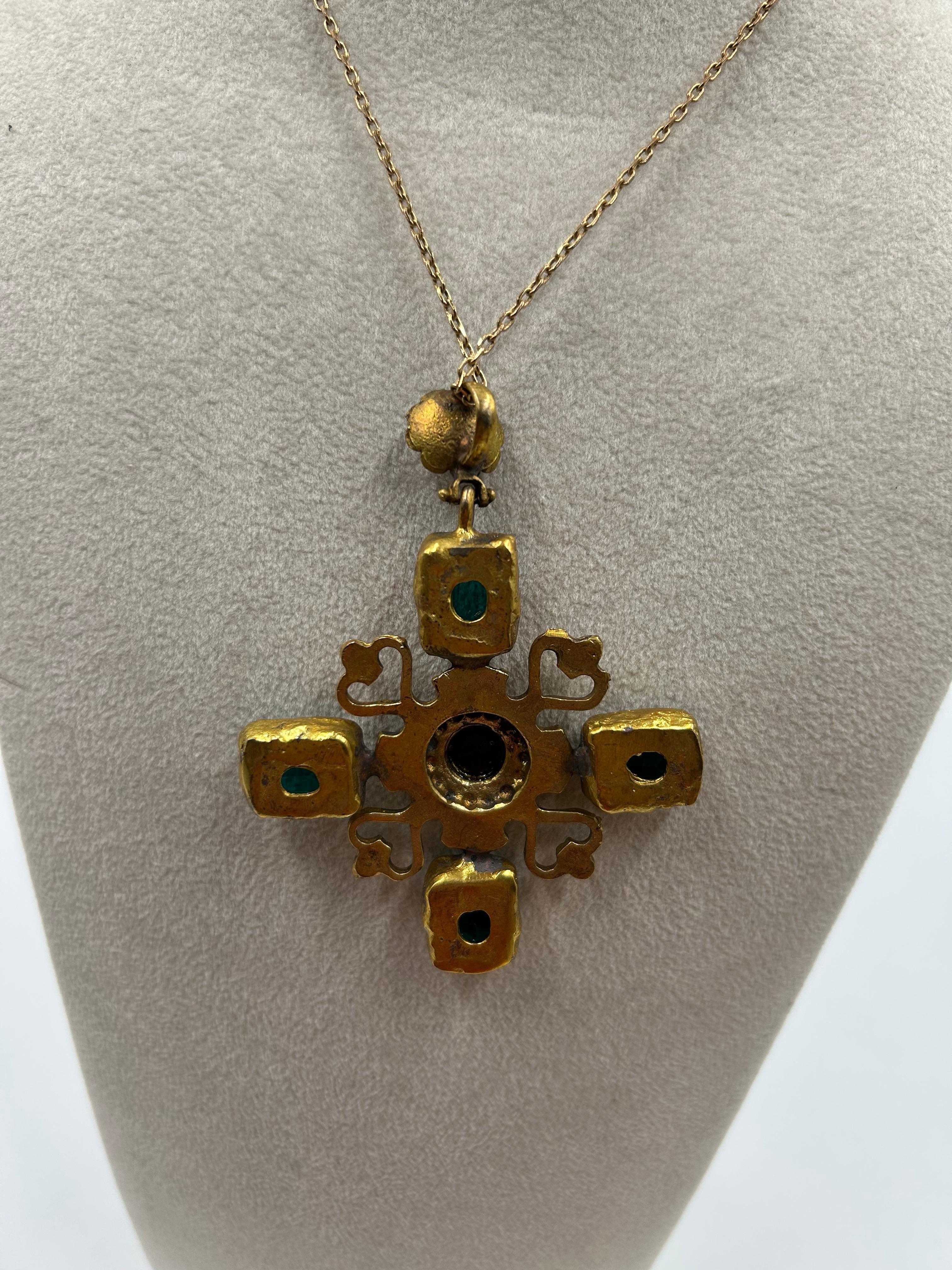 da uomo o donna Ciondolo a croce d'epoca in ottone dorato con verde e perle in vendita