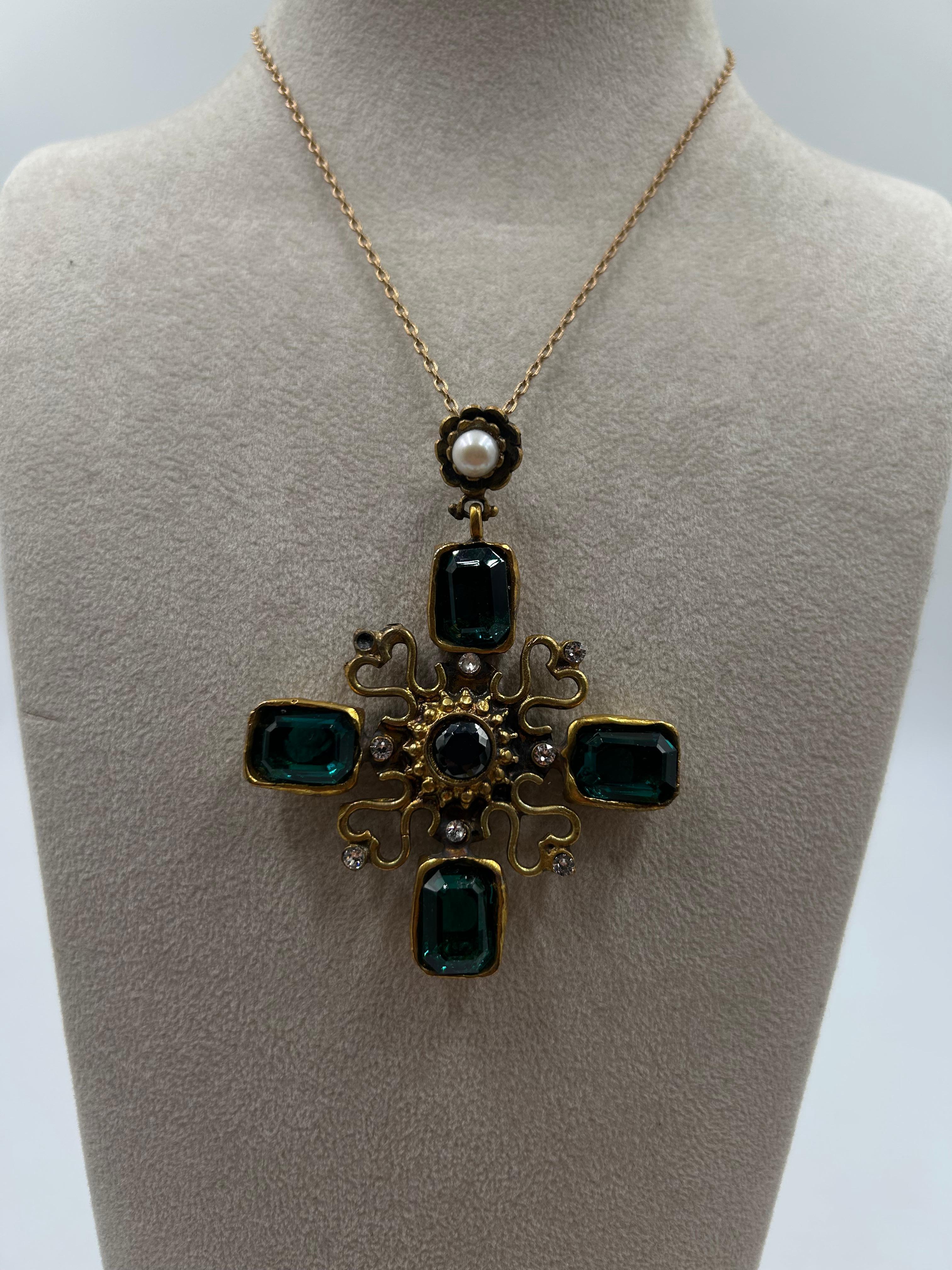 Ciondolo a croce d'epoca in ottone dorato con verde e perle in vendita 1