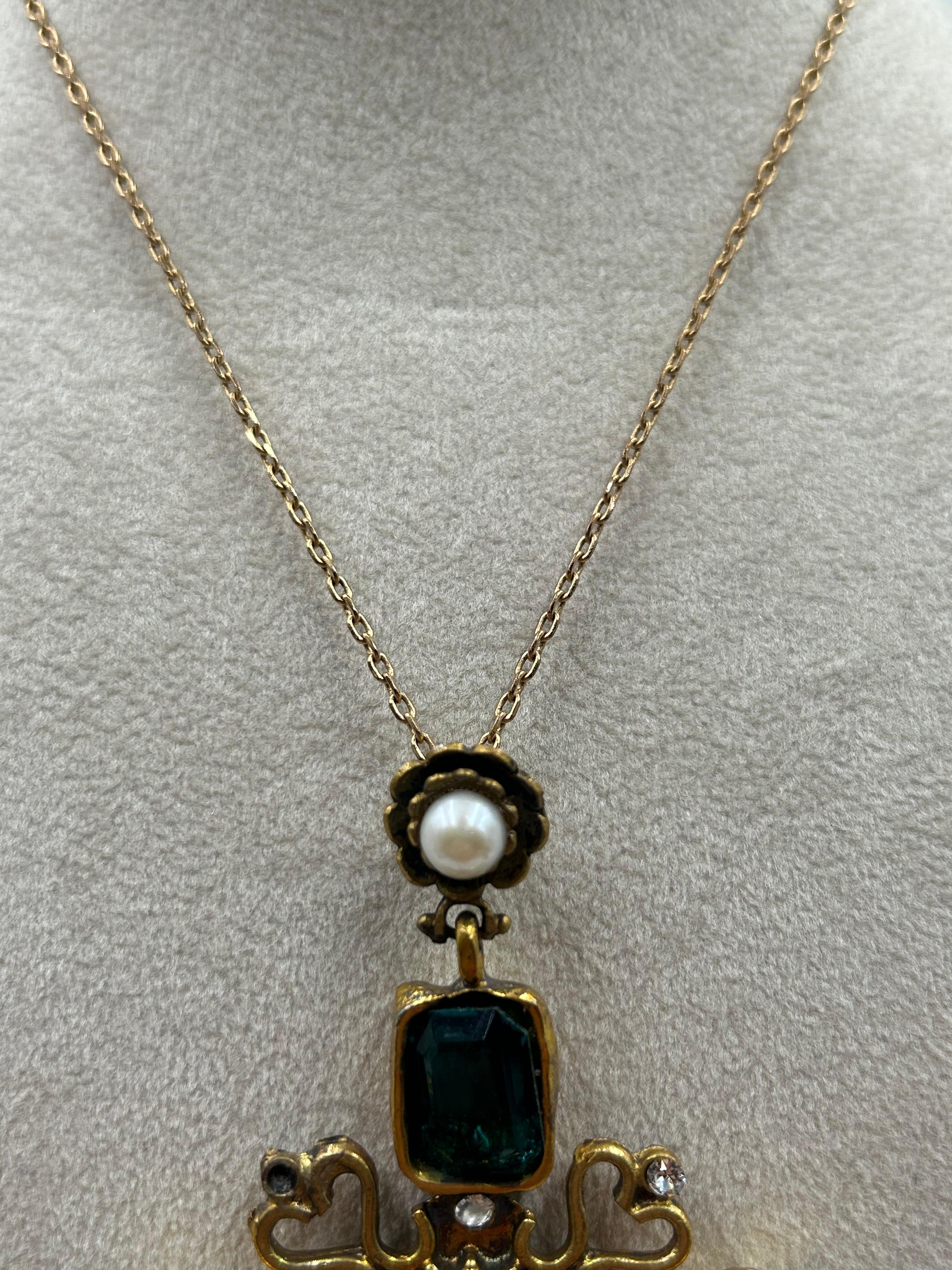 Ciondolo a croce d'epoca in ottone dorato con verde e perle in vendita 2