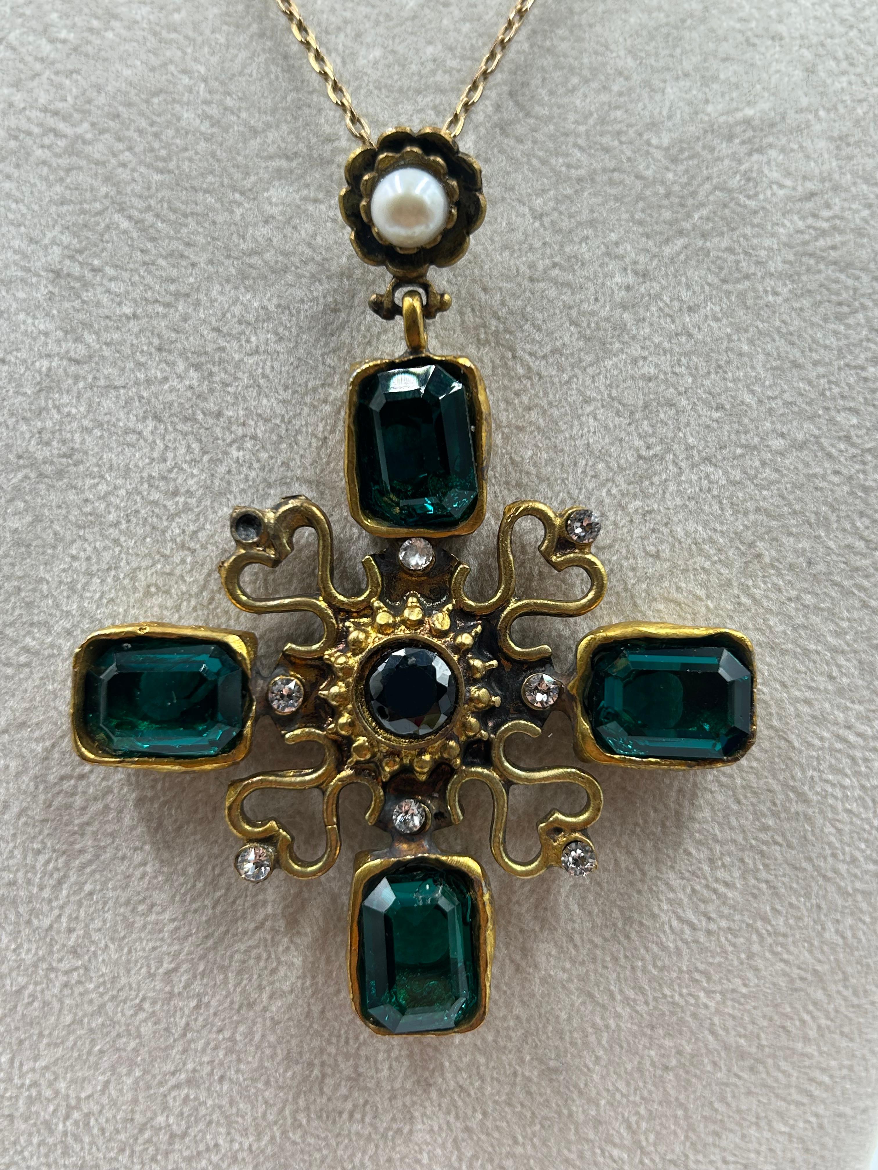 Ciondolo a croce d'epoca in ottone dorato con verde e perle in vendita 3