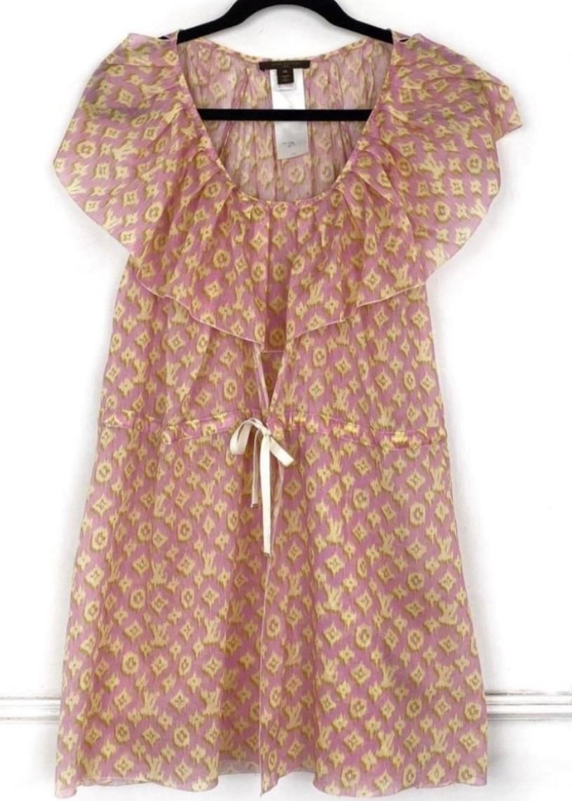 Kleid mit Monogram von LOUIS VUITTON. Erstaunlicher Zustand.

Größe 38. Das Baumwollmaterial ist von hinten ein wenig transparent.