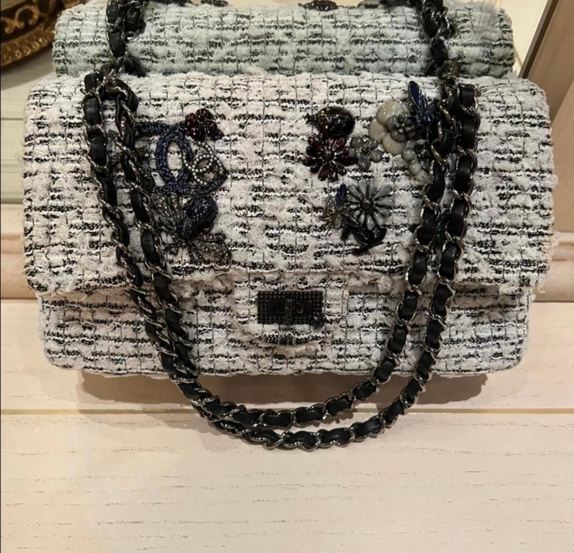 Sac Chanel en Tweed Reissue avec logo CC Sac.
Le sac est accompagné d'un sac à poussière et d'une carte d'authenticité.
État d'origine. Le tweed est un peu jaunâtre.
Veuillez vérifier les photos.