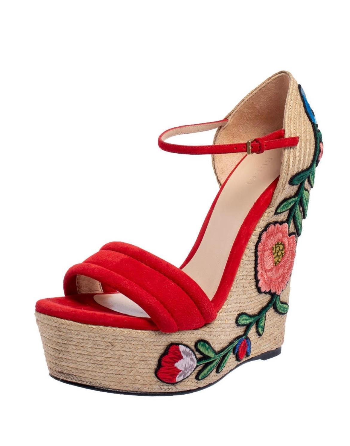 Espadrilles compensées à bride cheville en daim rouge brodé de fleurs. Bon état d'origine. Livré en l'état.
