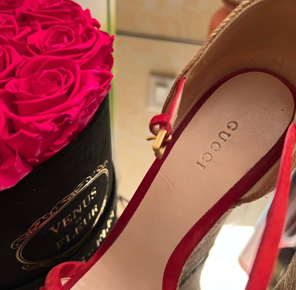 Gucci Espadrilles compensées en daim rouge avec broderie florale et bride de cheville Unisexe en vente