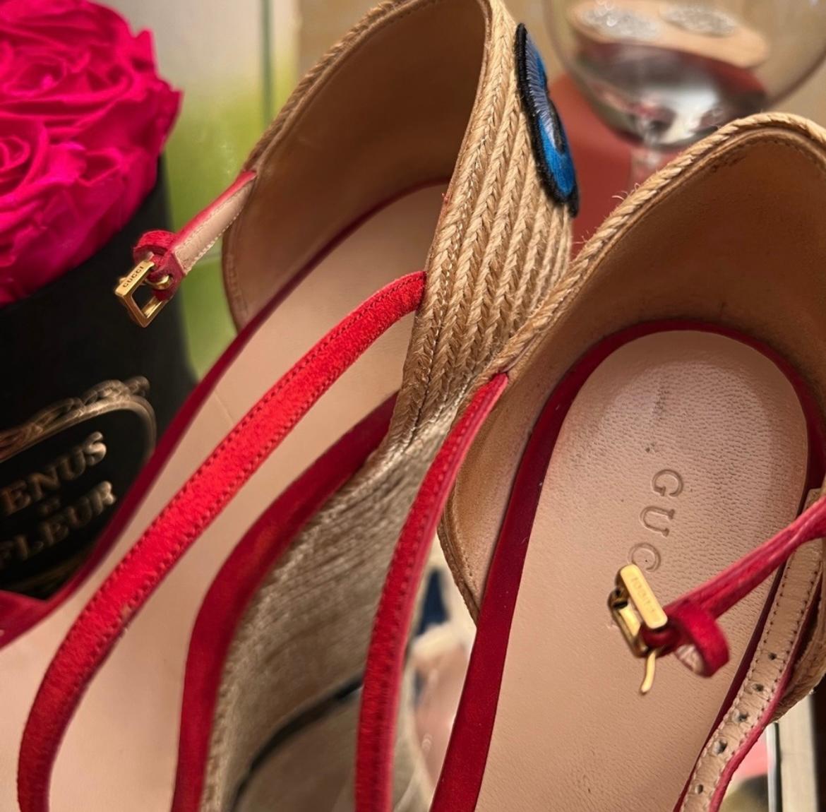 Gucci Espadrilles compensées en daim rouge avec broderie florale et bride de cheville Bon état - En vente à New York, NY