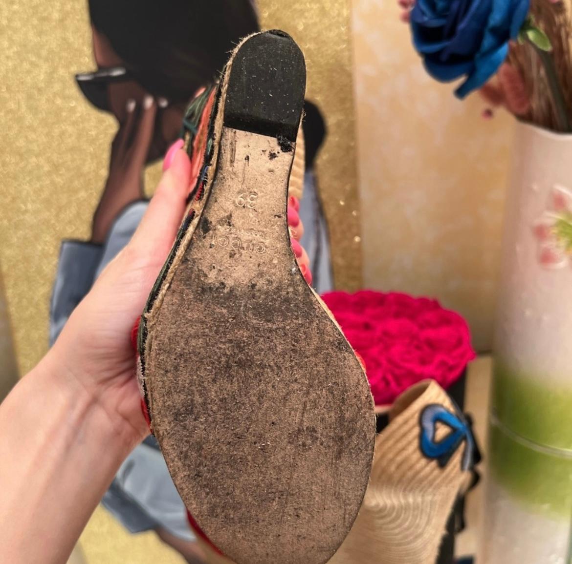 Gucci Espadrilles compensées en daim rouge avec broderie florale et bride de cheville en vente 1