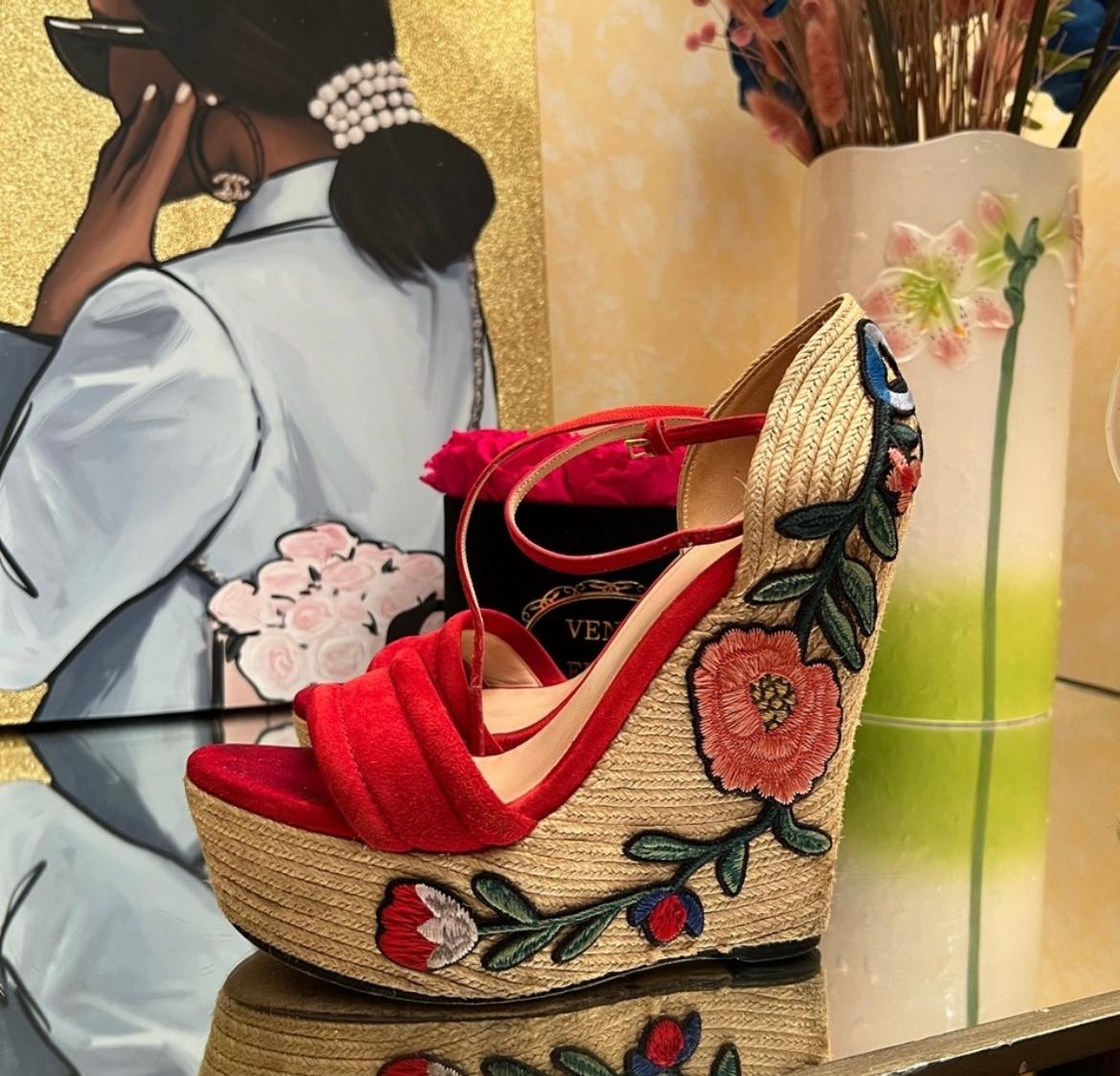 Gucci Espadrilles compensées en daim rouge avec broderie florale et bride de cheville en vente 2