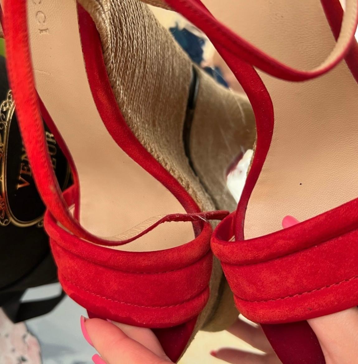 Gucci Espadrilles compensées en daim rouge avec broderie florale et bride de cheville en vente 4