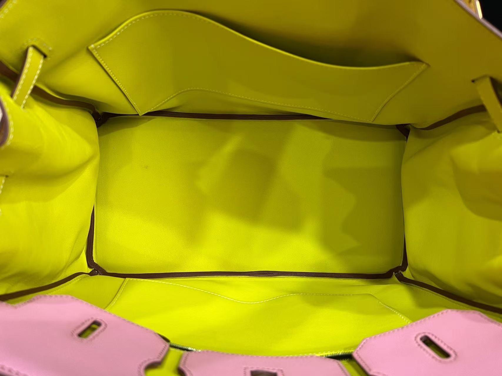 Hermes Birkin 35 Rose Confetti 3Q und Lime Tasche mit GHW.
Tasche kommt mit Staubbeutel, Schlüssel, Clochette und Schließfach. Stempel P.
Ausgezeichneter Zustand, die Hardware ist noch mit Plastik überzogen.