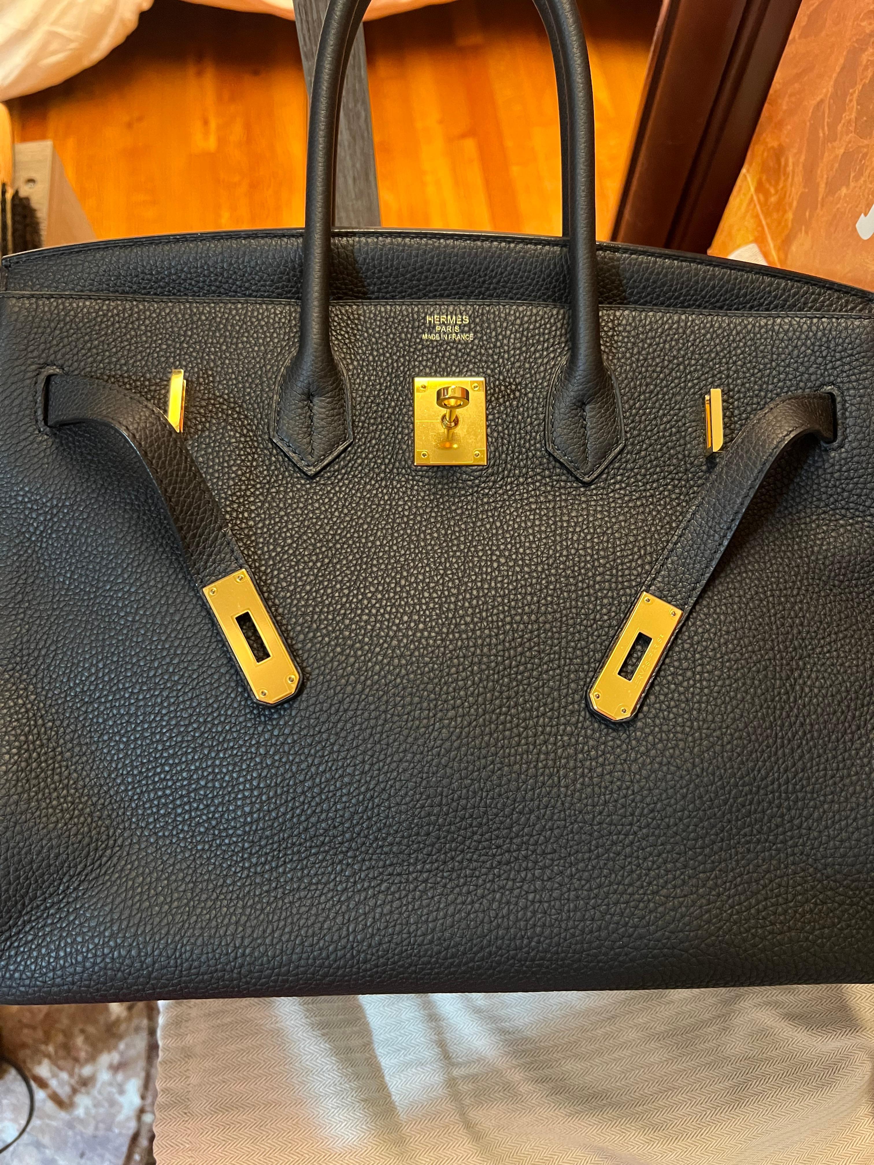 Hermes Birkin 35 Schwarz Tasche GHW.
T-Stempel.
Erstklassiger Zustand. 
Leder aus Togo.
Die Tasche wird mit Schlüssel, Clochette, Schließfach und Staubbeutel geliefert.
