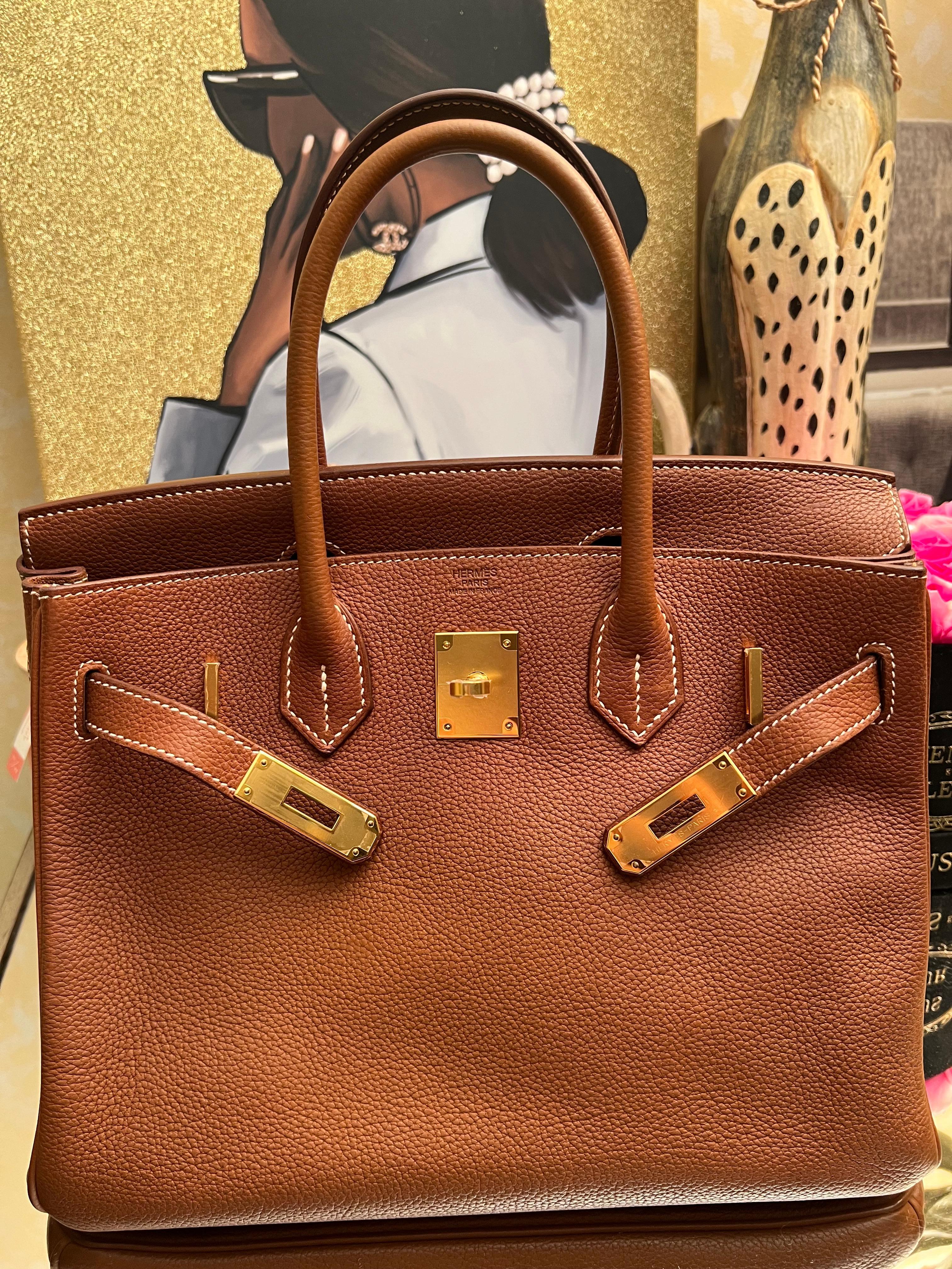 Hermes Birkin 30 Tasche Barenia Faubourg Gold Hardware Tasche.
Stempel Y-2020 Jahr.
Tasche kommt mit Staubbeutel, Schlüssel, Clochette, Schließfach. Plastik noch auf der Hardware.
Die Tasche ist in sehr gutem Zustand.
