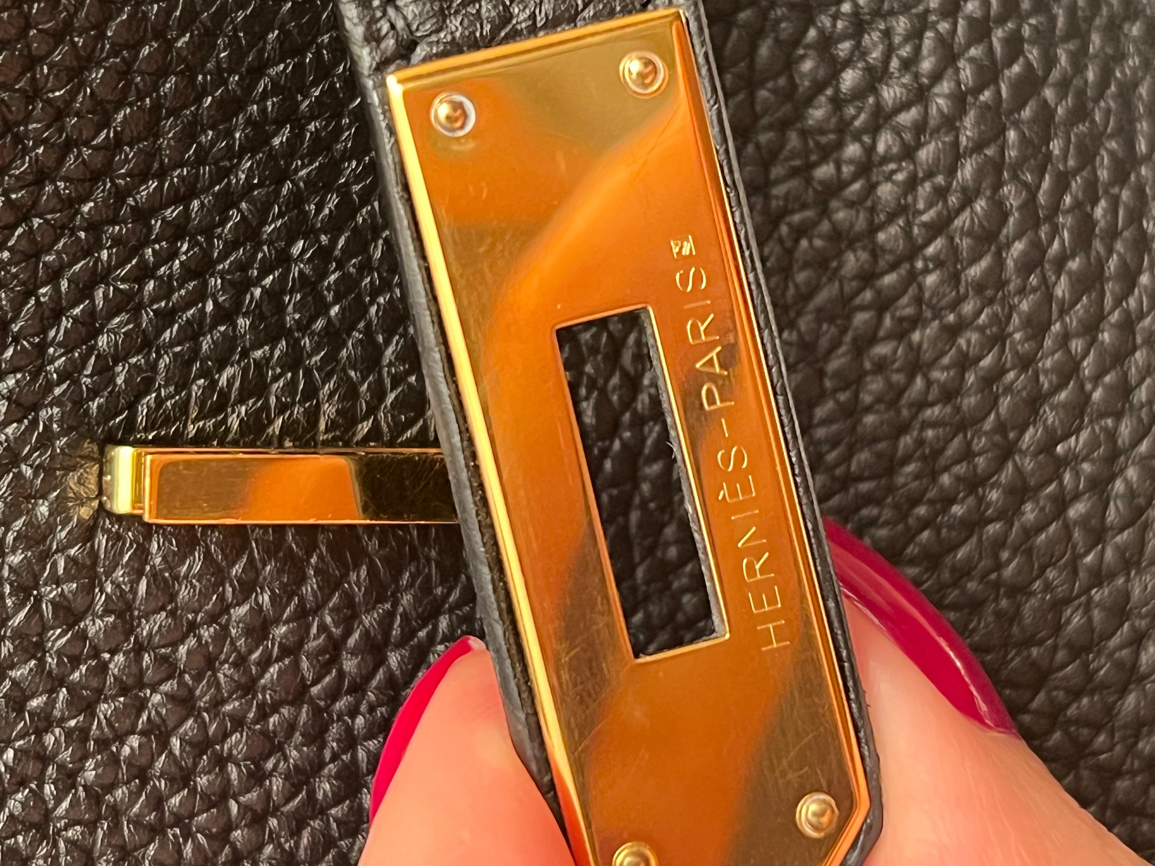 Hermes Birkin 35 Borsa in pelle nera Togo con GHW. Timbro N.
Colore nero, hardware oro.
Ottime condizioni. Graffi sull'hardware.
La borsa è dotata di chiavi, clochette e armadietto.