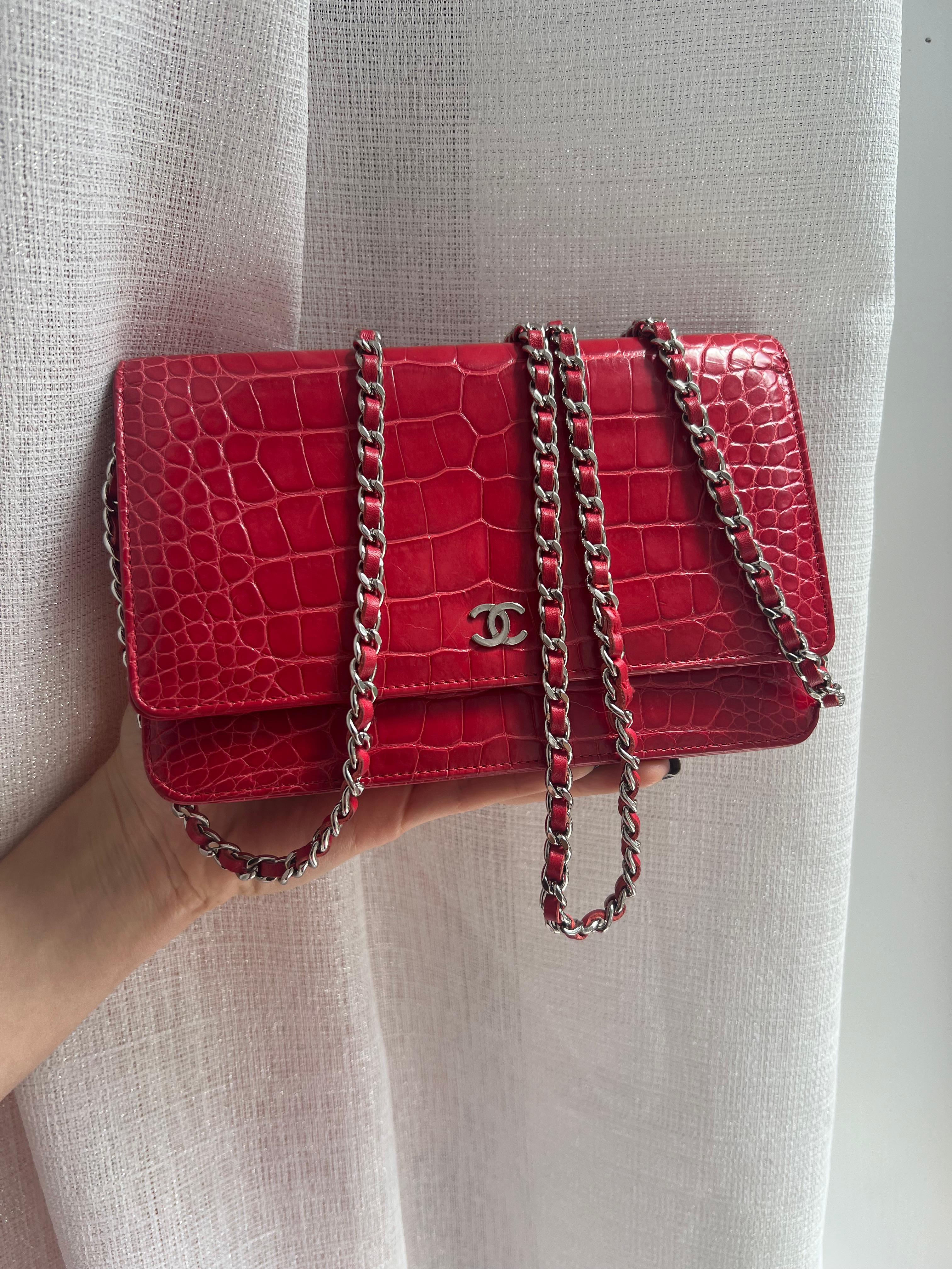 Chanel Glänzende Alligator Geldbörse auf Kette WOC Silber Hardware Tasche.
Das Innere ist mit einem farblich abgestimmten Leder ausgekleidet. 
Höhe: 5,12 Zoll / 13 cm
Breite: 7,48 Zoll / 19 cm
Tiefe: 1,97 Zoll / 5 cm
Max. Schultergurtlänge: 62 cm /