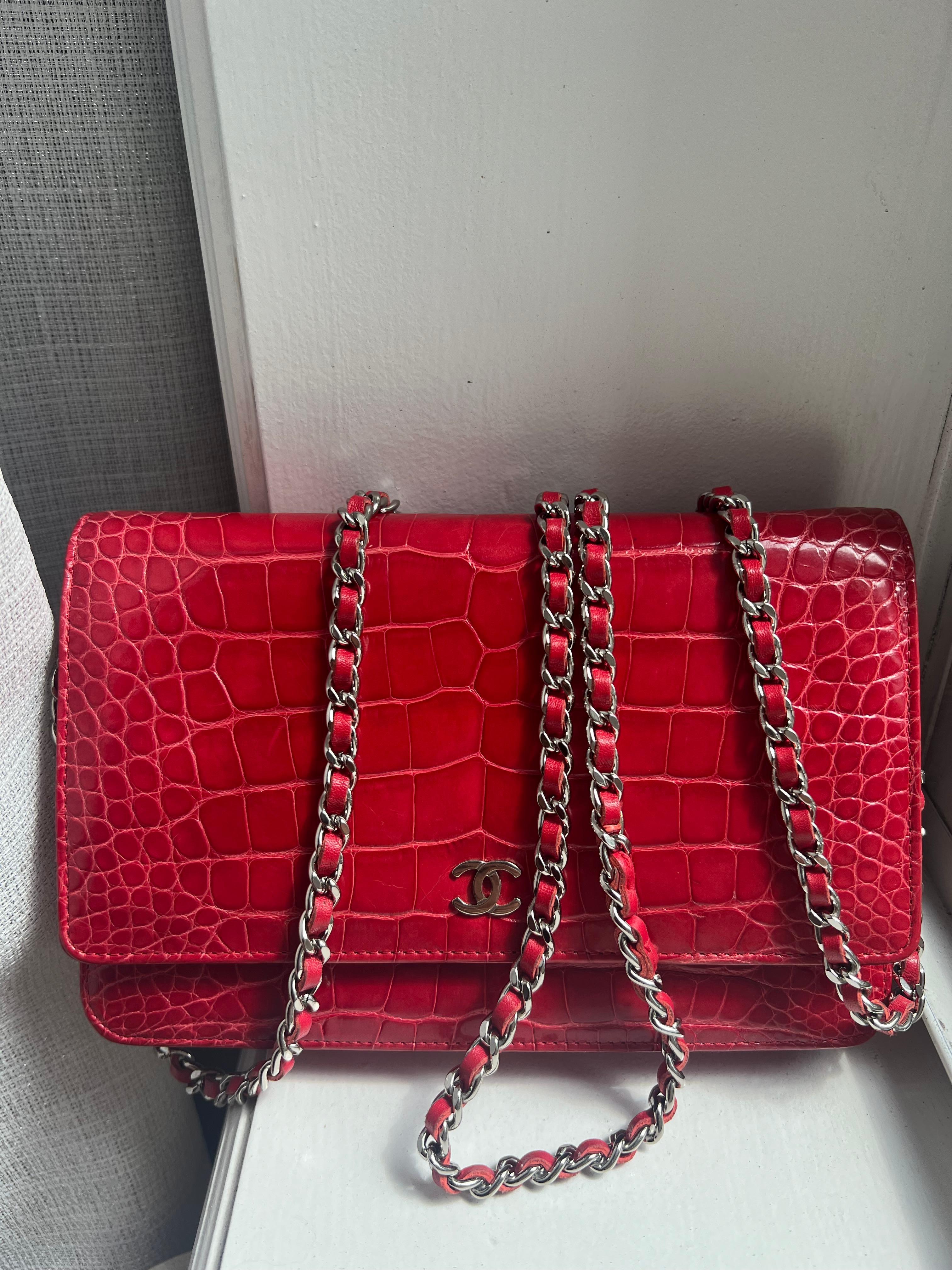 Chanel Glänzende Alligator Geldbörse auf Kette WOC Silber Hardware Tasche im Zustand „Gut“ im Angebot in New York, NY