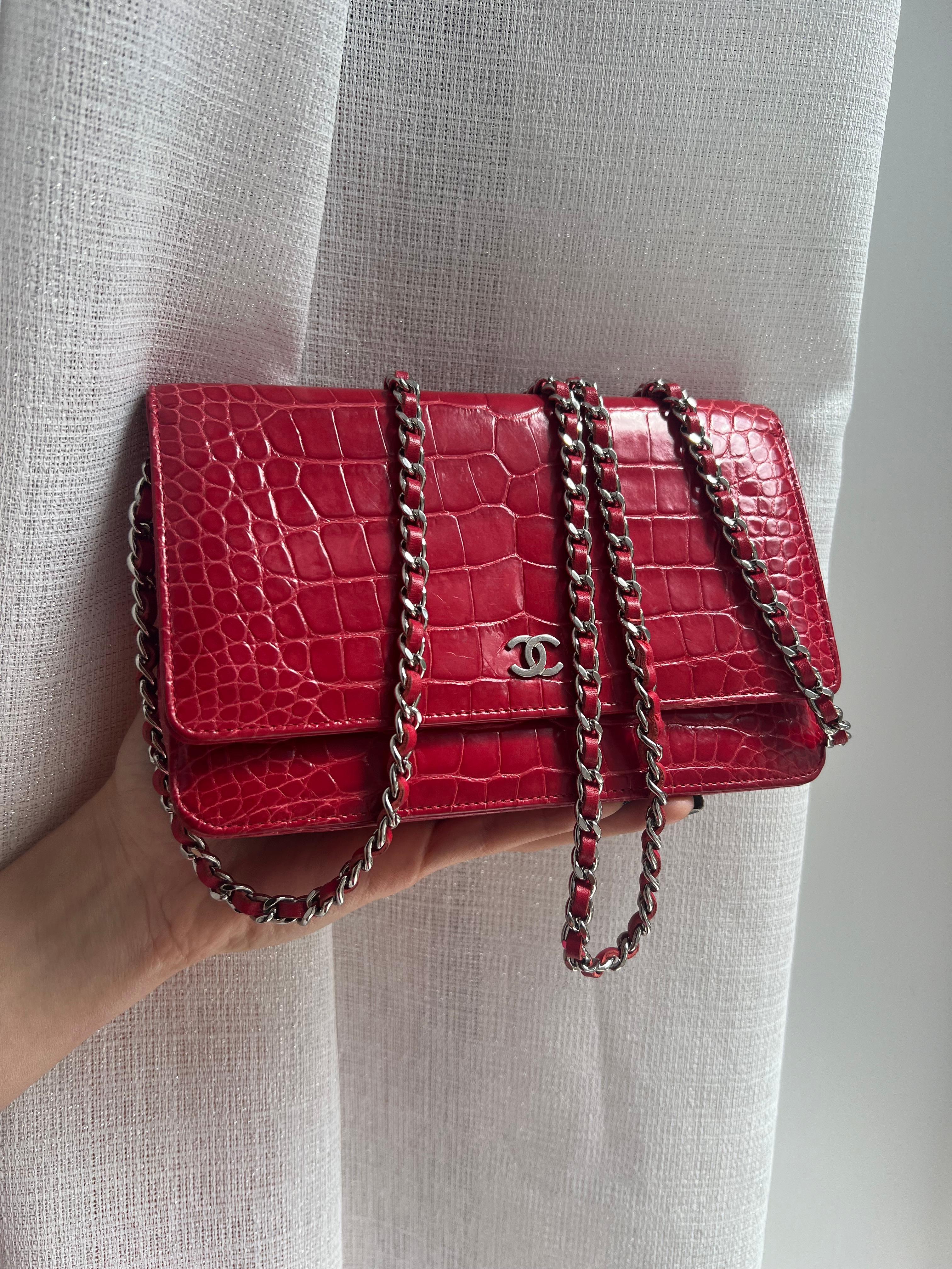 Chanel Glänzende Alligator Geldbörse auf Kette WOC Silber Hardware Tasche (Braun) im Angebot