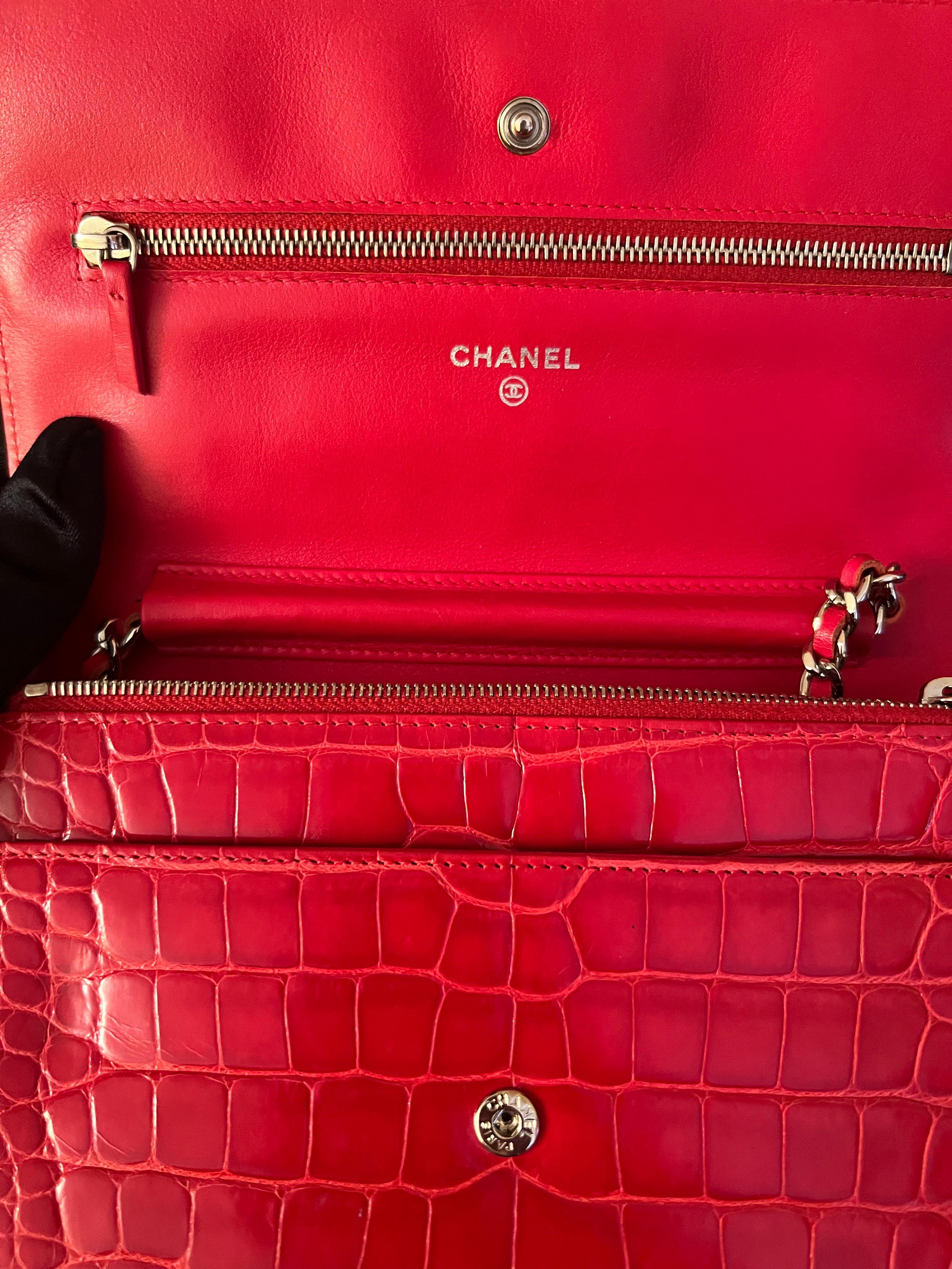 Chanel Glänzende Alligator Geldbörse auf Kette WOC Silber Hardware Tasche im Angebot 3