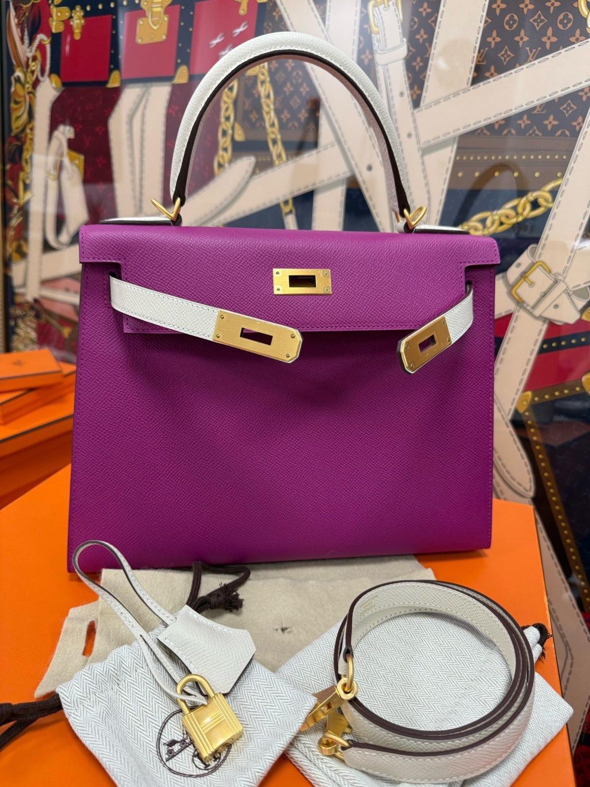 Hermes Kelly 28 Sellier Epsom Anemone und Craie HSS Tasche GHW. Diese Special Order Kelly im Sellier-Stil ist aus Anemone- und Craie-Epsom-Leder mit gebürsteten goldenen Beschlägen gefertigt und verfügt über tonale Nähte, eine Frontklappe, zwei