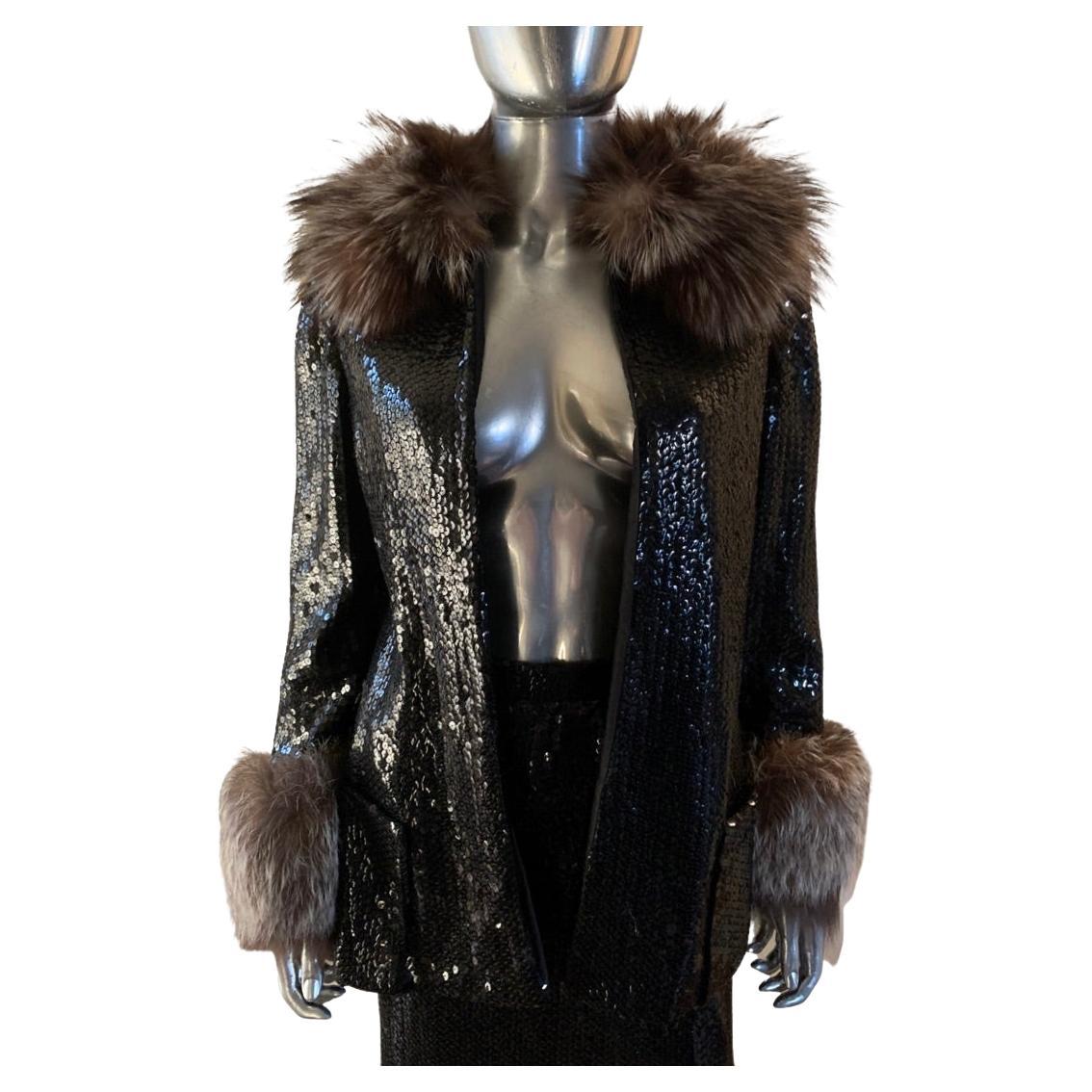 Dieser sehr schicke Anzug wurde für einen Freund/Kunden von Mr. Bill Blass angefertigt. Sie ist möglicherweise einzigartig. Das zweiteilige Set besteht aus einem schmalen, figurschmeichelnden Rock und einer tollen Strickjacke mit Fuchsbesatz am