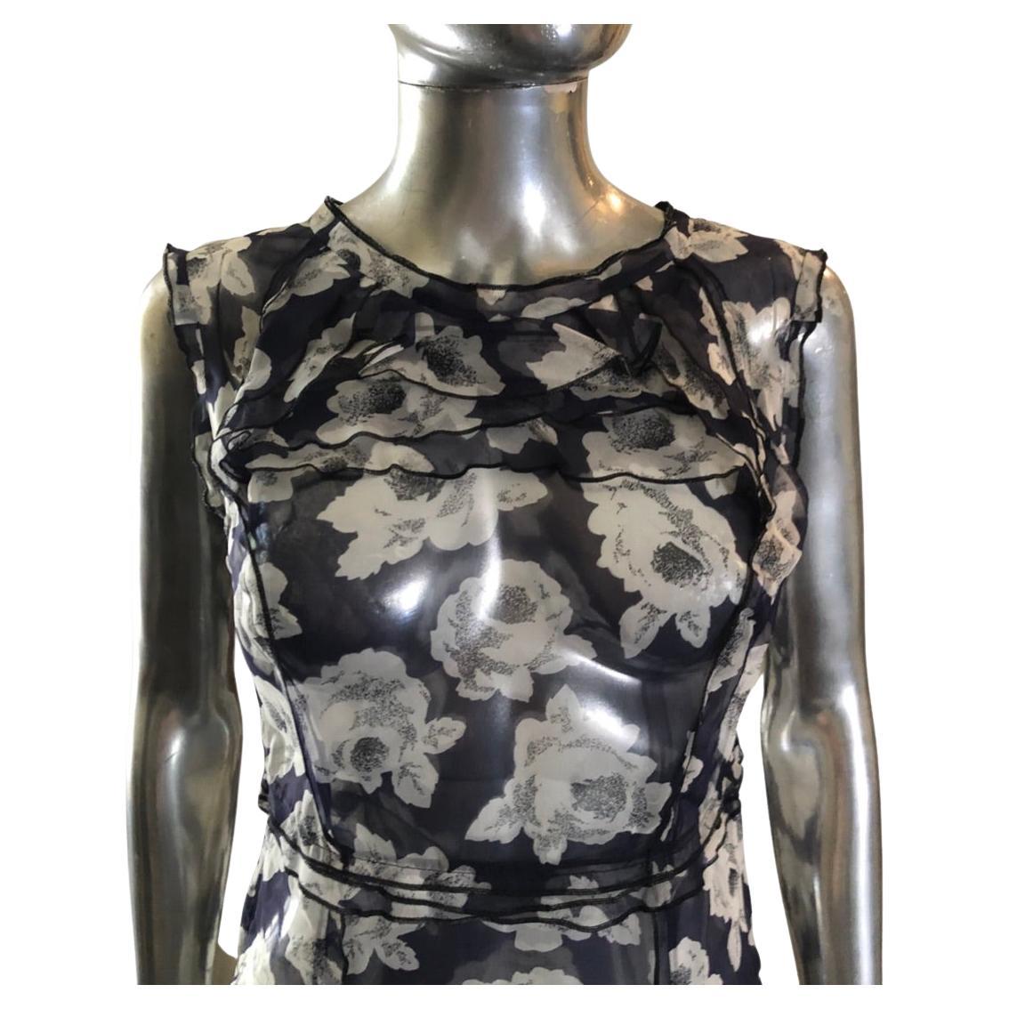 Cette magnifique robe Nina Ricci est composée de 2 pièces. Un imprimé floral transparent en soie dans les tons gris et marine et un slip en soie unie marine foncé. Il est si bien fait et conçu de manière si intéressante dans sa modernité. Délicat