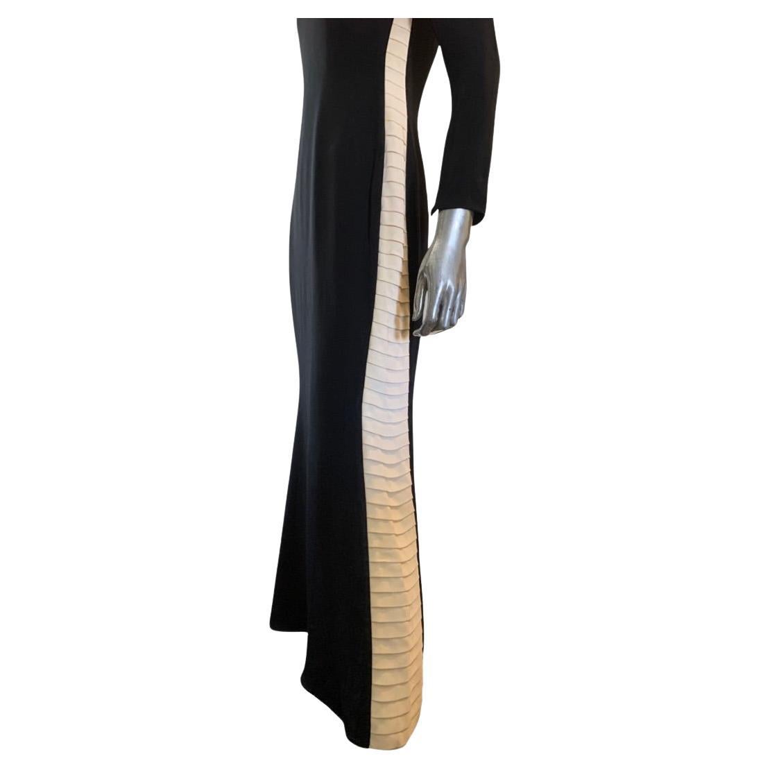 Questo è l'abito da indossare per un evento serale se vuoi apparire moderna ed essere sicura che nessuno indosserà lo stesso vestito. Un esemplare unico di Mayela Haute Couture, chemise in seta nera con inserti laterali plissettati in seta color