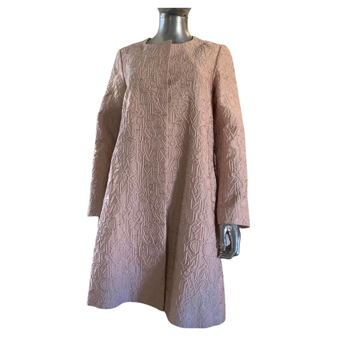 Mary Katrantzou è una stilista di grande talento nata in Grecia e che lavora nel Regno Unito. È famosa per l'uso sorprendente di motivi di stampa e di colori ottimistici. Questo pezzo della collezione di sfilata si ispira alla calligrafia con