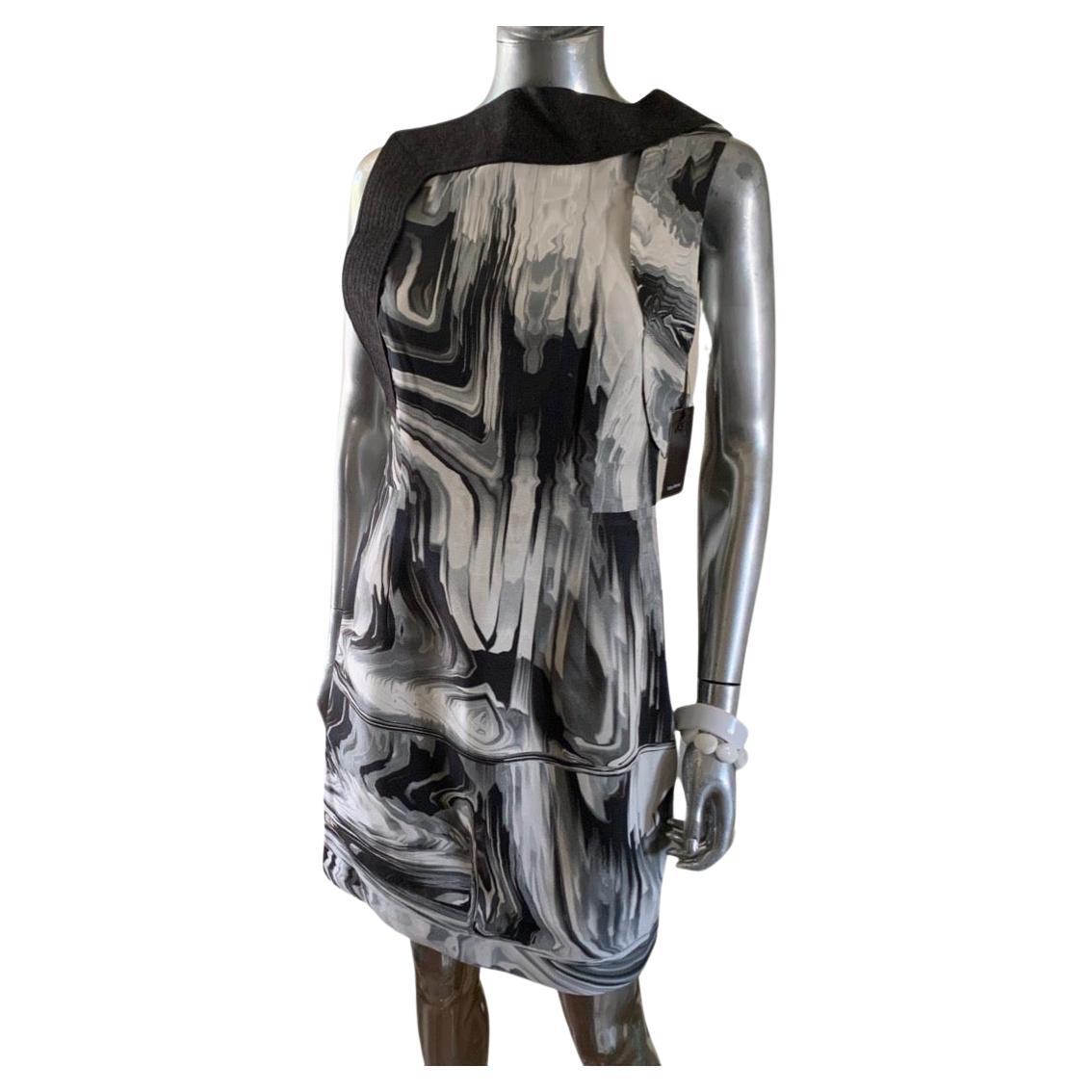 Vera Wang Modernes ärmelloses Kleid mit abstraktem Druck und asymmetrischem Kragen Größe 8 im Angebot