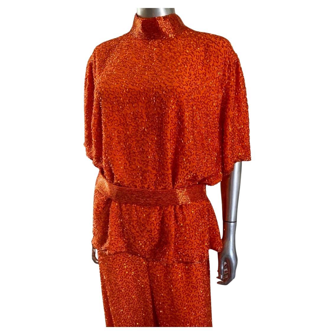 Conjunto de túnica y pantalón Stephen Yearick hecho a medida con abalorios de seda naranja y talla grande