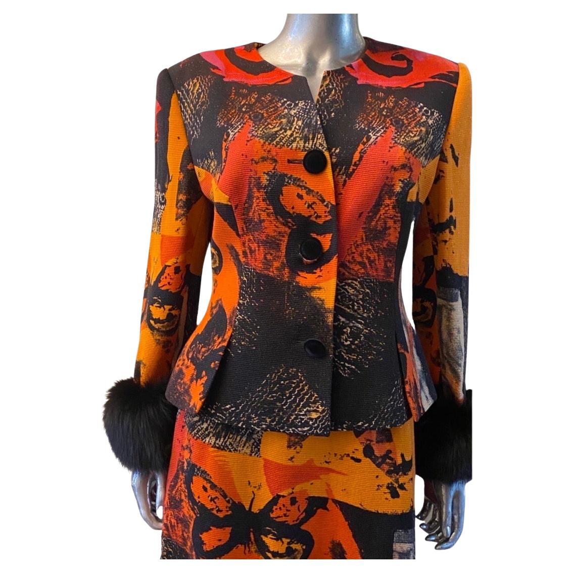 Uno de los trajes más bonitos y diferentes del diseñador europeo Louis Féraud. Fabricada en Alemania con un tejido metálico de textura italiana con un vibrante estampado abstracto de arte moderno en naranjas, rojos negros y tostados. Creemos que el