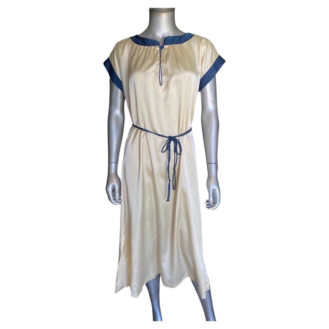 Robe chemise Christian Dior Lingerie Label Creme Charmeuse bordée de bleu marine, taille M en vente