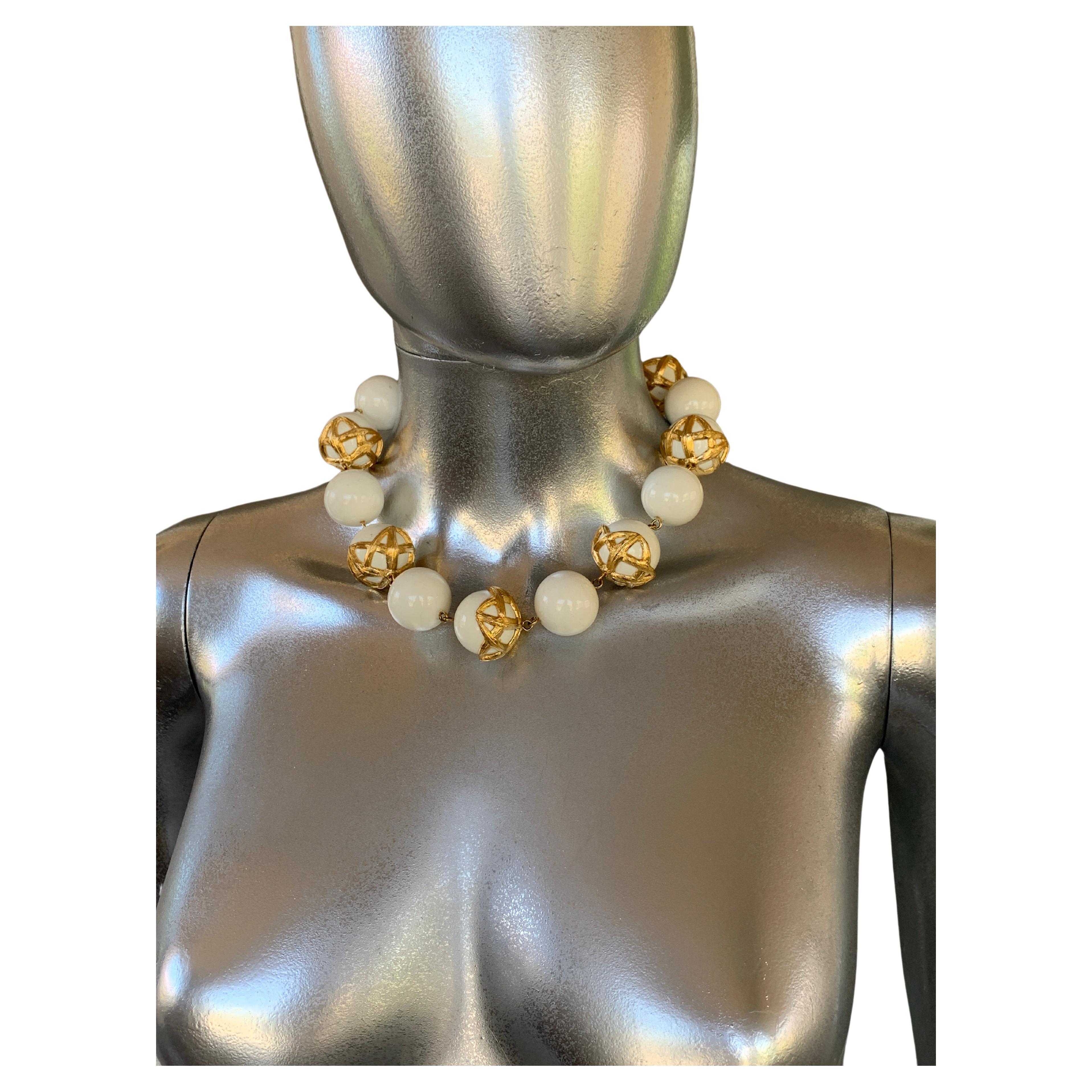Vintage 80er Monet Glam Gold Bambus umwickelte weiße Kugel-Halskette im Angebot