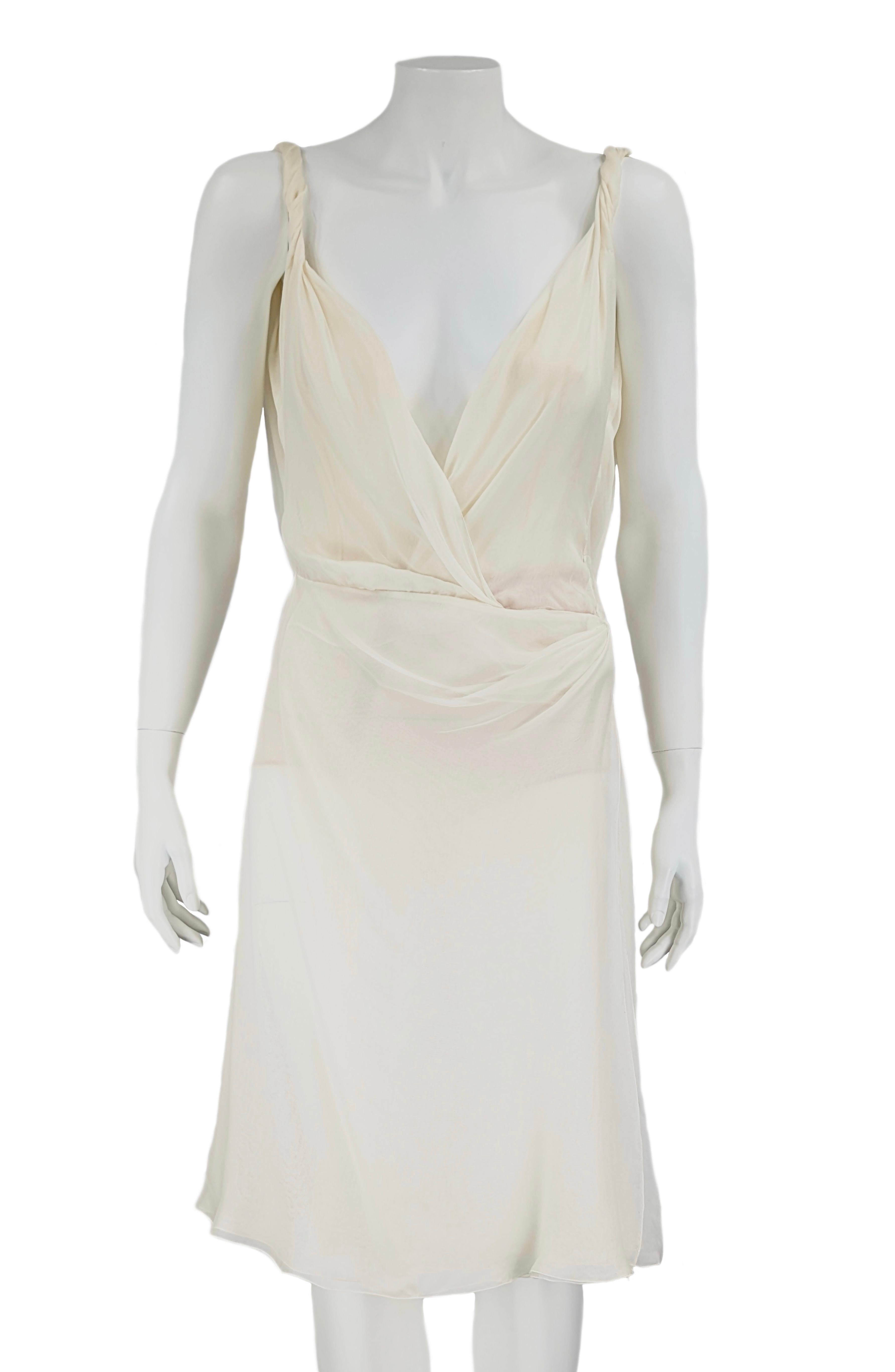 GIANNI VERSACE COUTURE
Cocktail de mousseline de soie blanc glacé  robe.
Vintage By 1990.
Le design rappelle le néoclassicisme exploré par Gianni Versace à travers son étude de la Grèce et de la Rome antiques, dont il était également un fervent