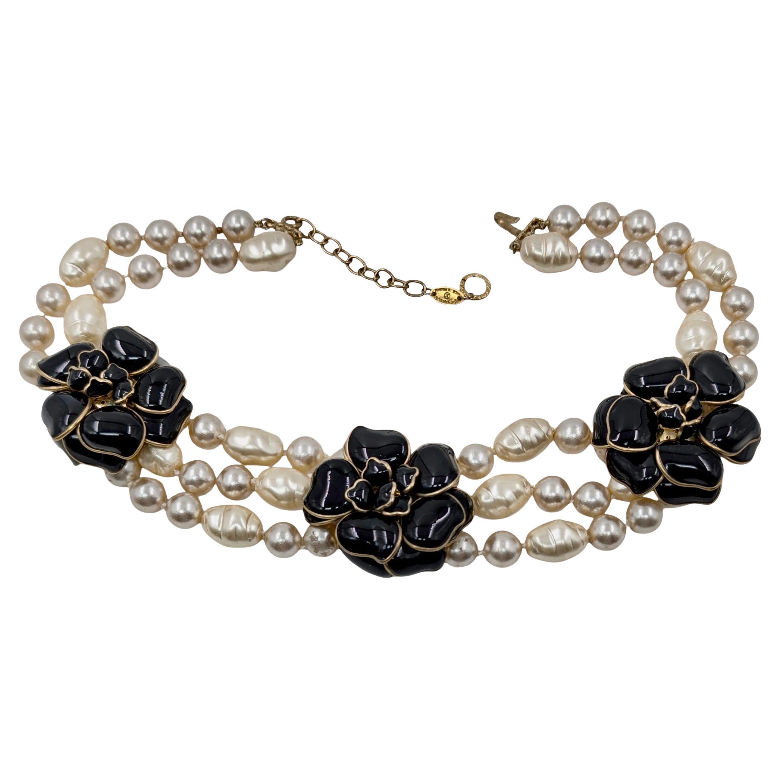 CHANEL 1980er Jahre Barock Perle und Schwarz Gripoix Kamelien Halskette im Angebot
