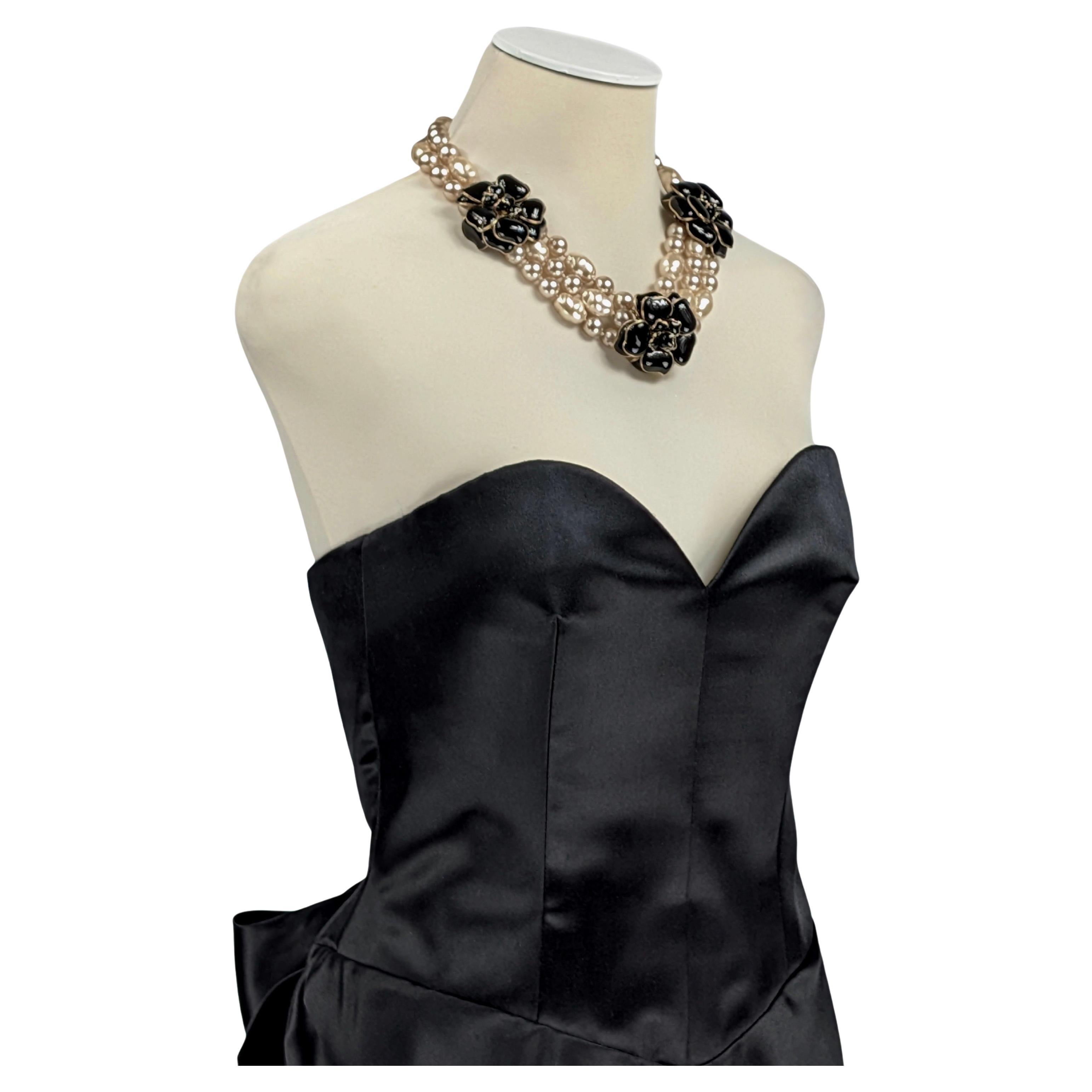 CHANEL 1980s Baroque Pearl and Black Gripoix Camellias Necklace en vente