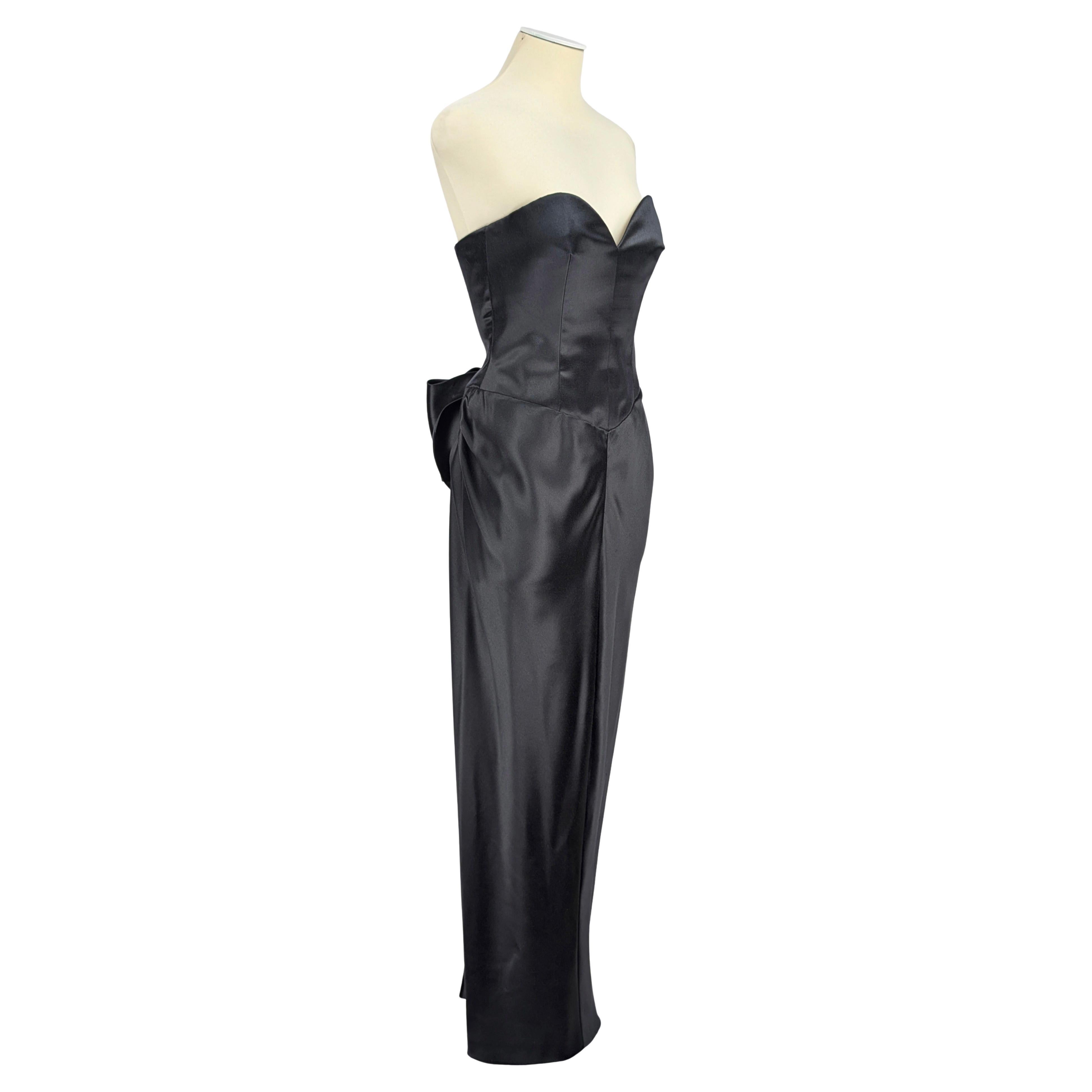 Nina Ricci 1990 Vestido de noche de satén negro con escote corazón