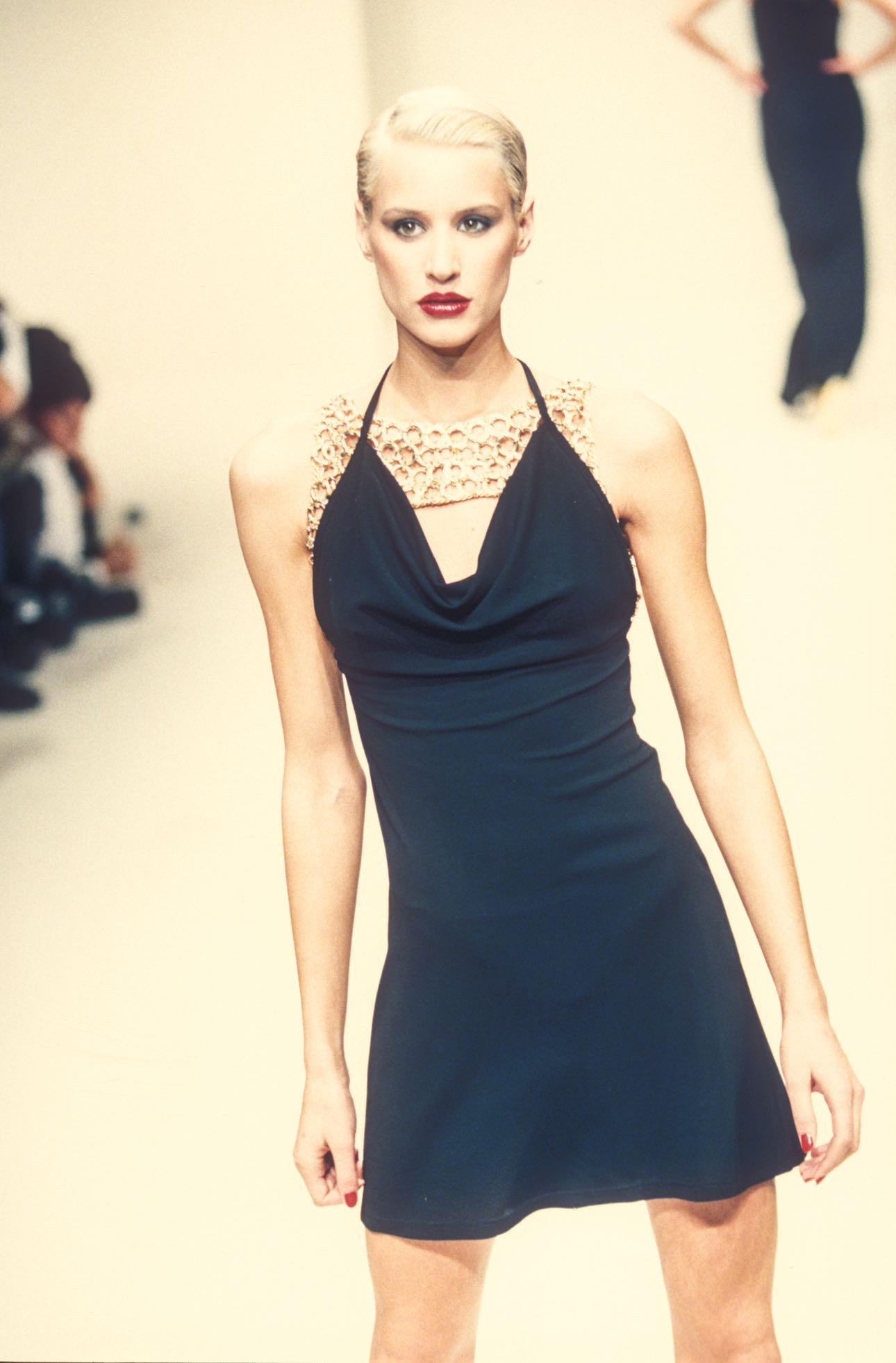 PACO RABANNE 1995 Vintage Pasarela Mini Negro c. Cuello Vaca Herrajes Dorados 9