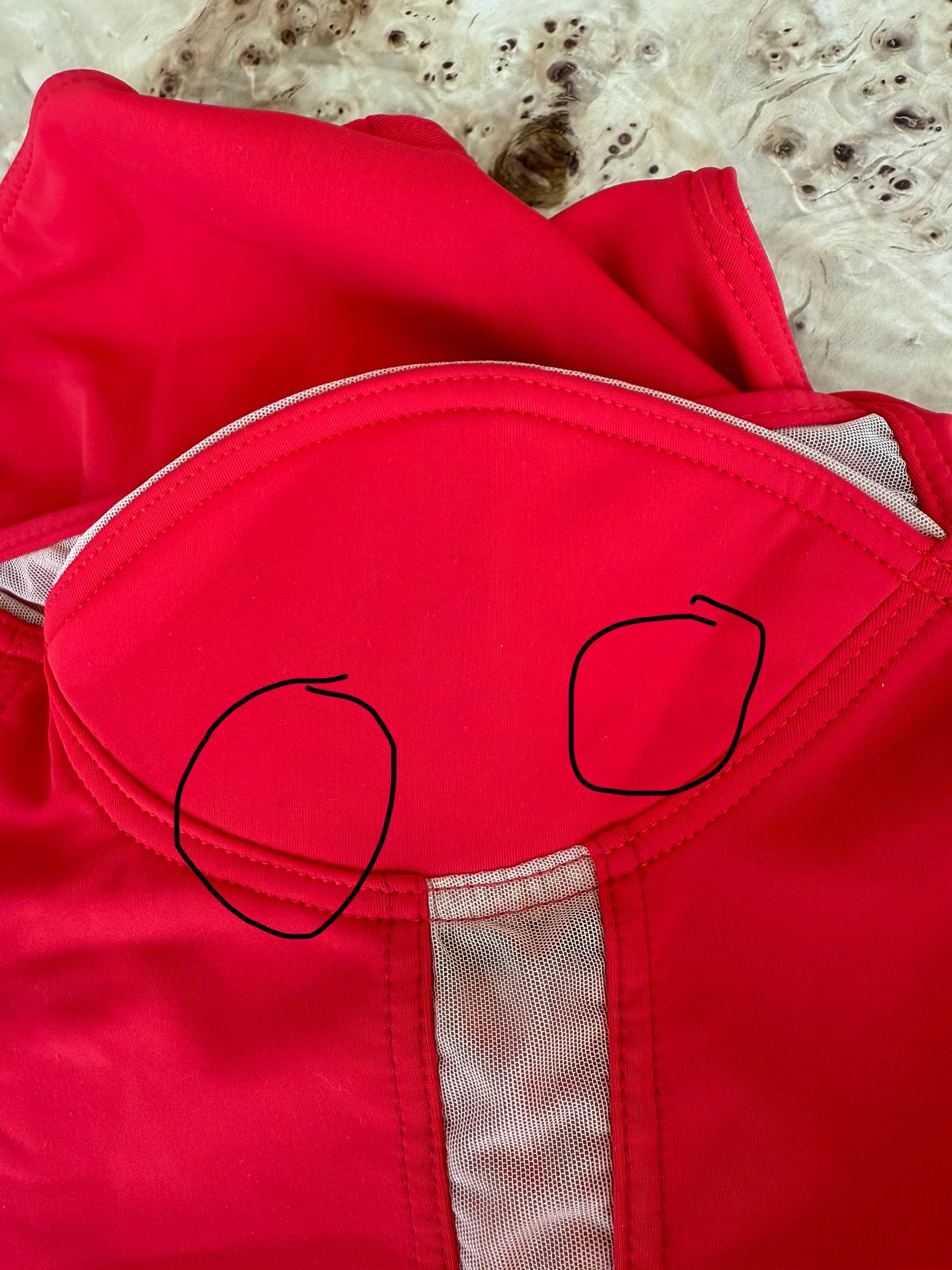 Herve Leger
1990's
Vintage By
Leuchtendes Rot mit warmem, nudefarbenem, durchsichtigem Netzgewebe
Hoher Schnitt
Größe Medium
Sieht makellos aus, weil so hell, ich habe nur einen kleinen dunkleren Fleck und ein wenig 