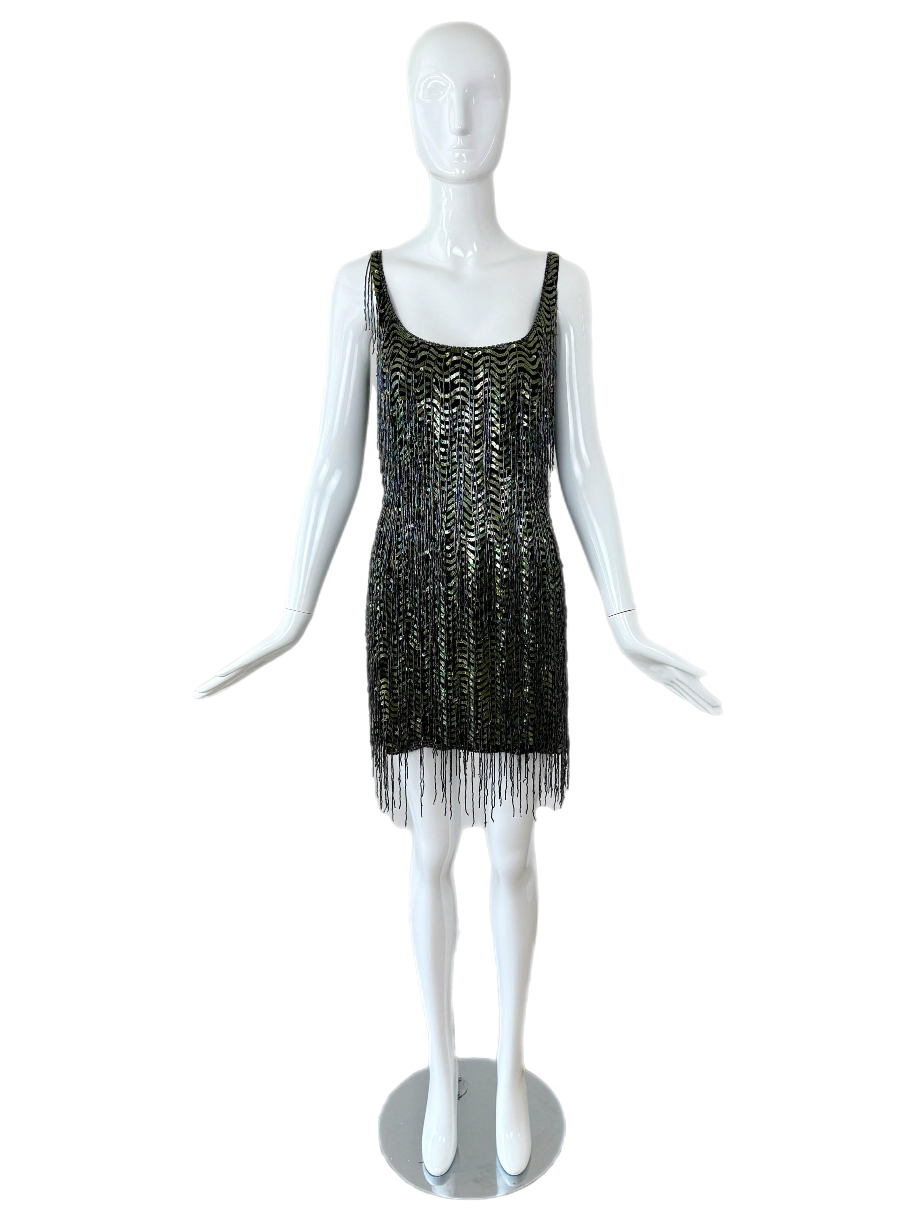 Katharine Hamnett
SS96
Défilé
Vintage
Noir de jais avec des paillettes vertes irisées recouvertes de perles de verre violet irisé
Bouge quand tu te secoues et que tu marches, c'est incroyable !
Fermeture éclair au dos
Taille Moyenne
Excellent état